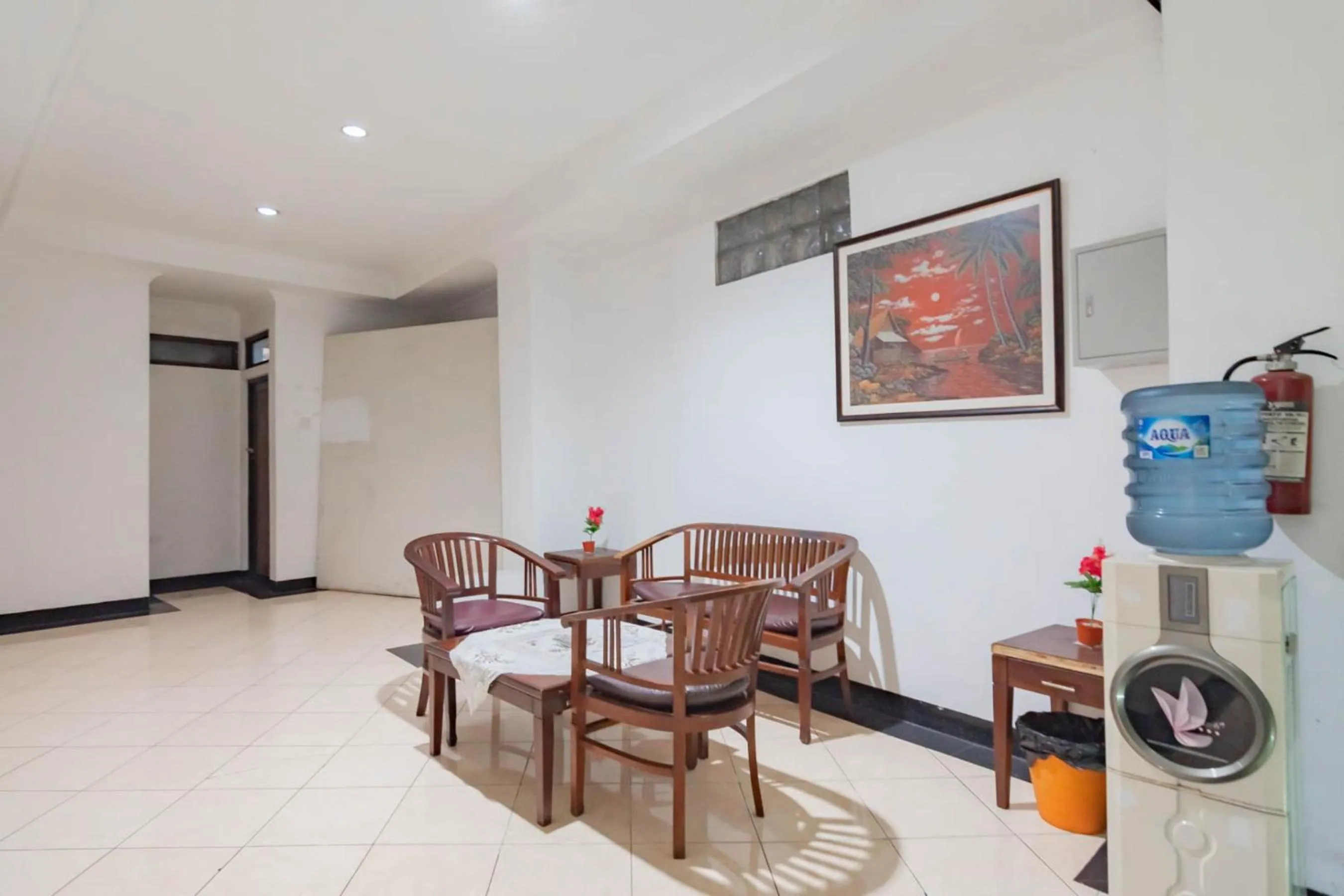 Seating area in RedDoorz Plus at Buah Batu