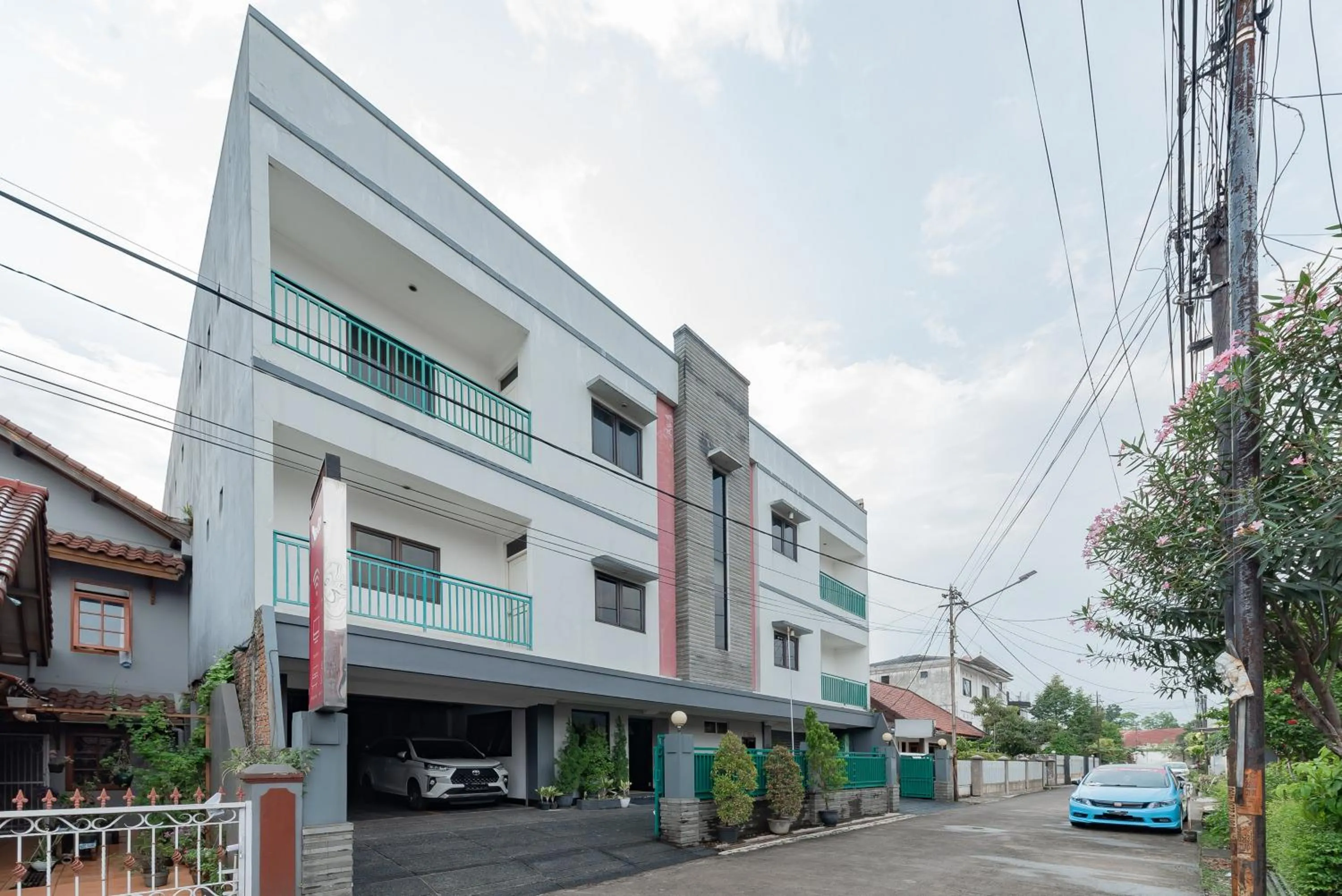 Facade/entrance in RedDoorz Plus at Buah Batu