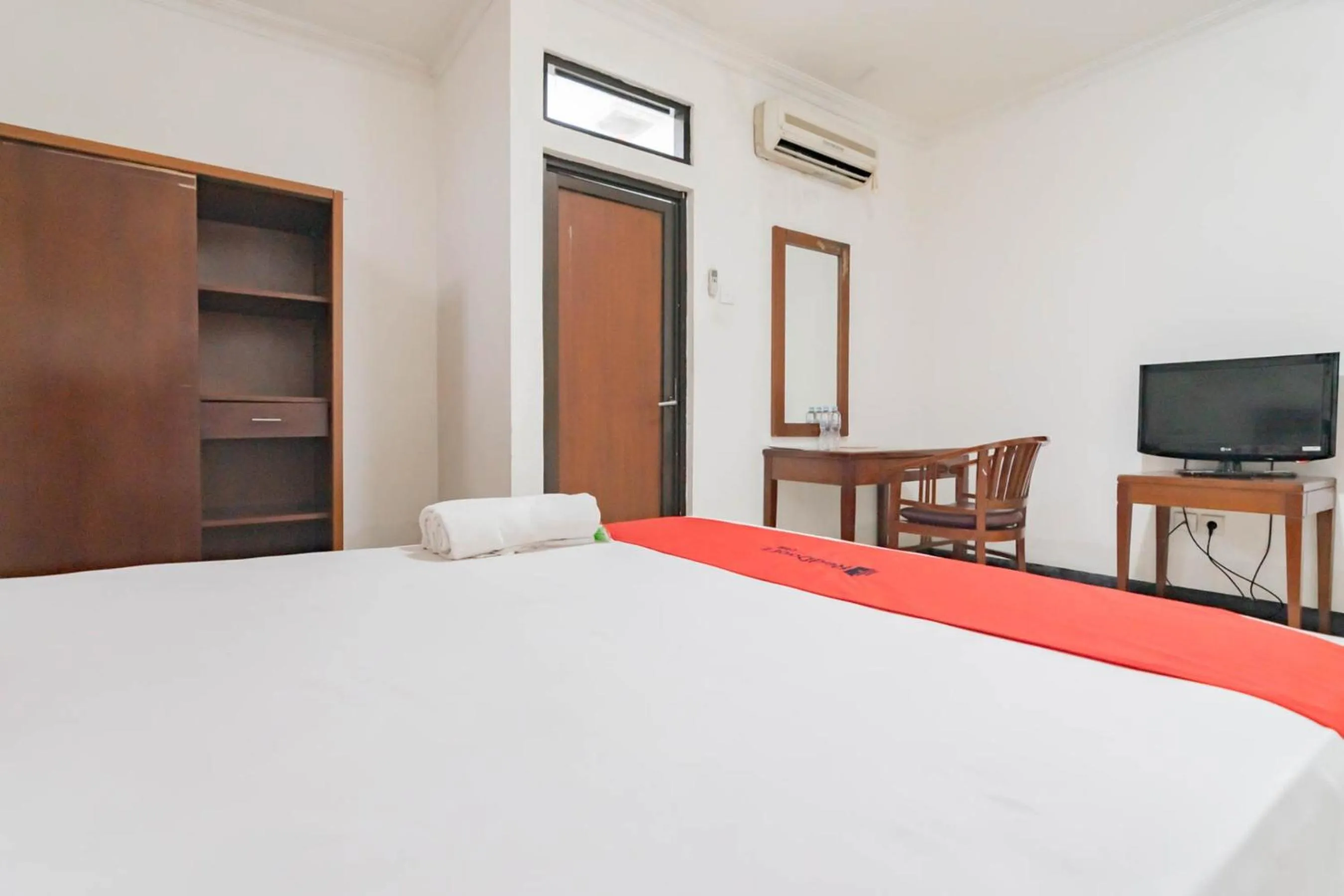 Bedroom, Bed in RedDoorz Plus at Buah Batu