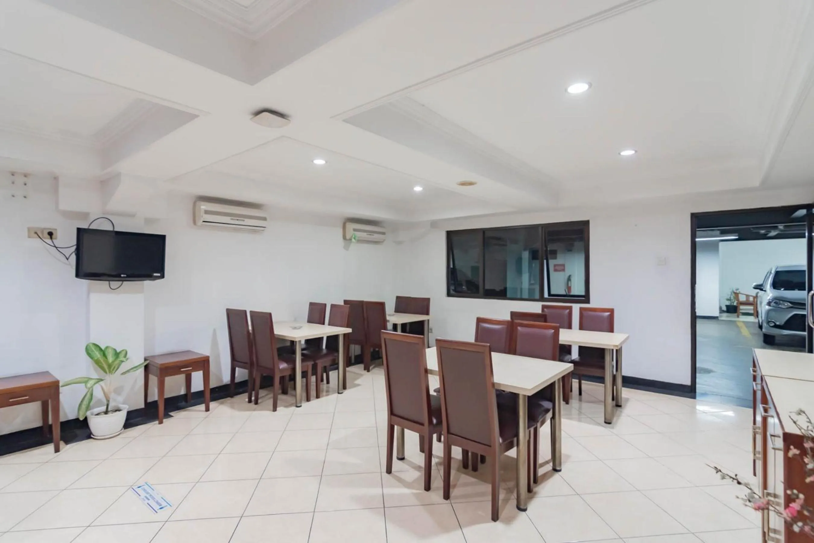 Seating area in RedDoorz Plus at Buah Batu