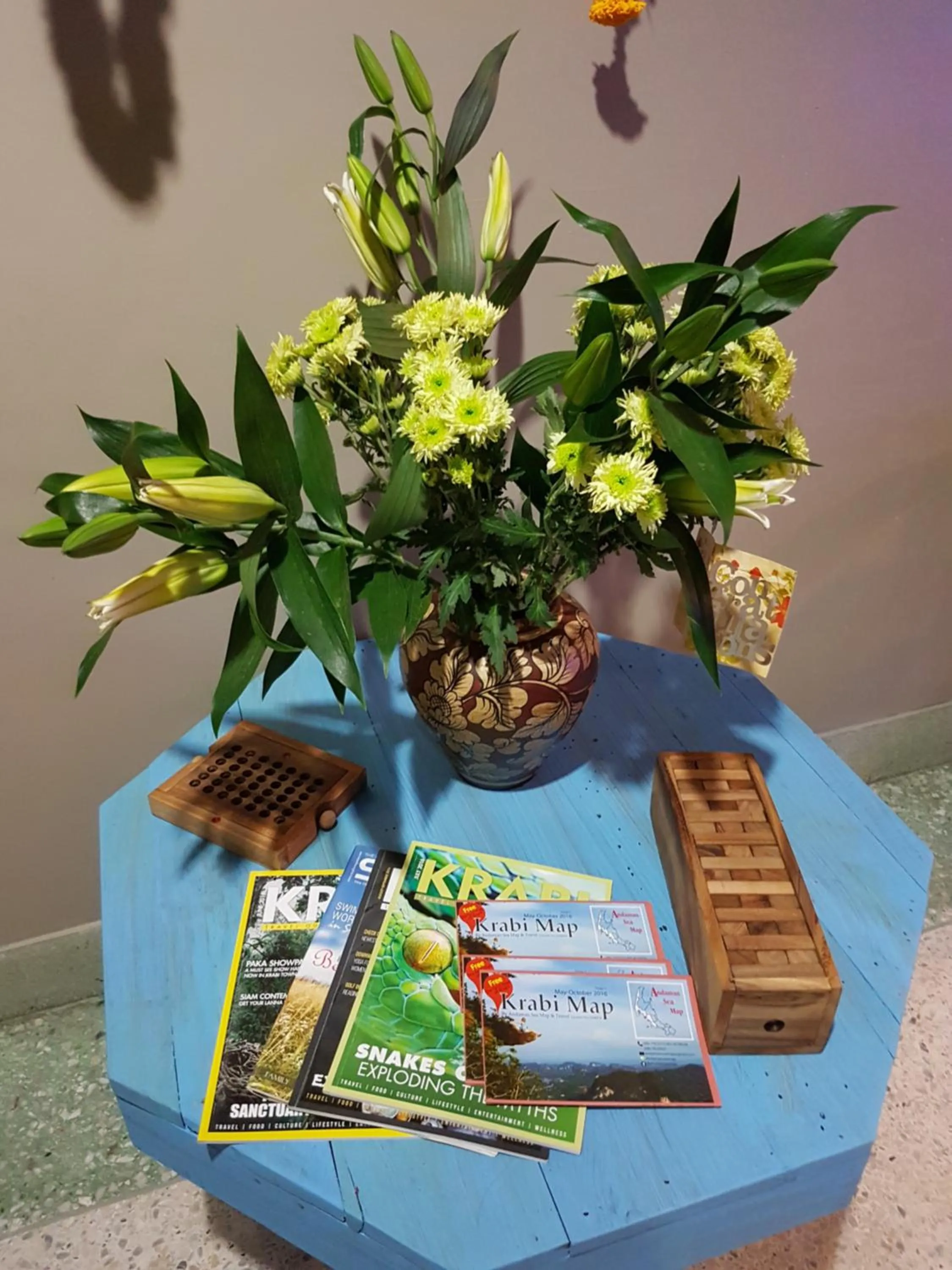 Communal lounge/ TV room in Sleep Easy Krabi Guest House