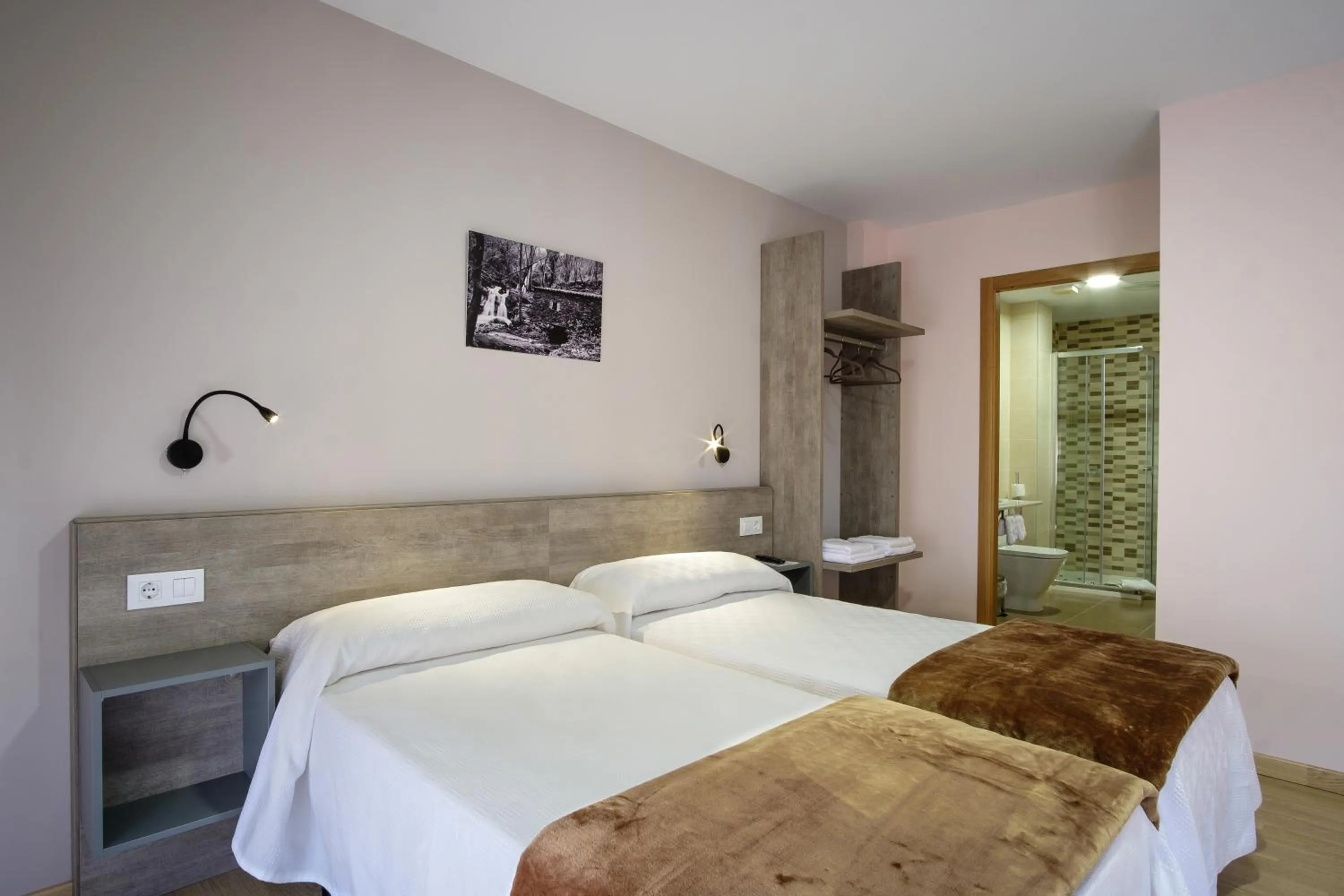 Photo of the whole room, Bed in Albergue Pensión Cima do Lugar