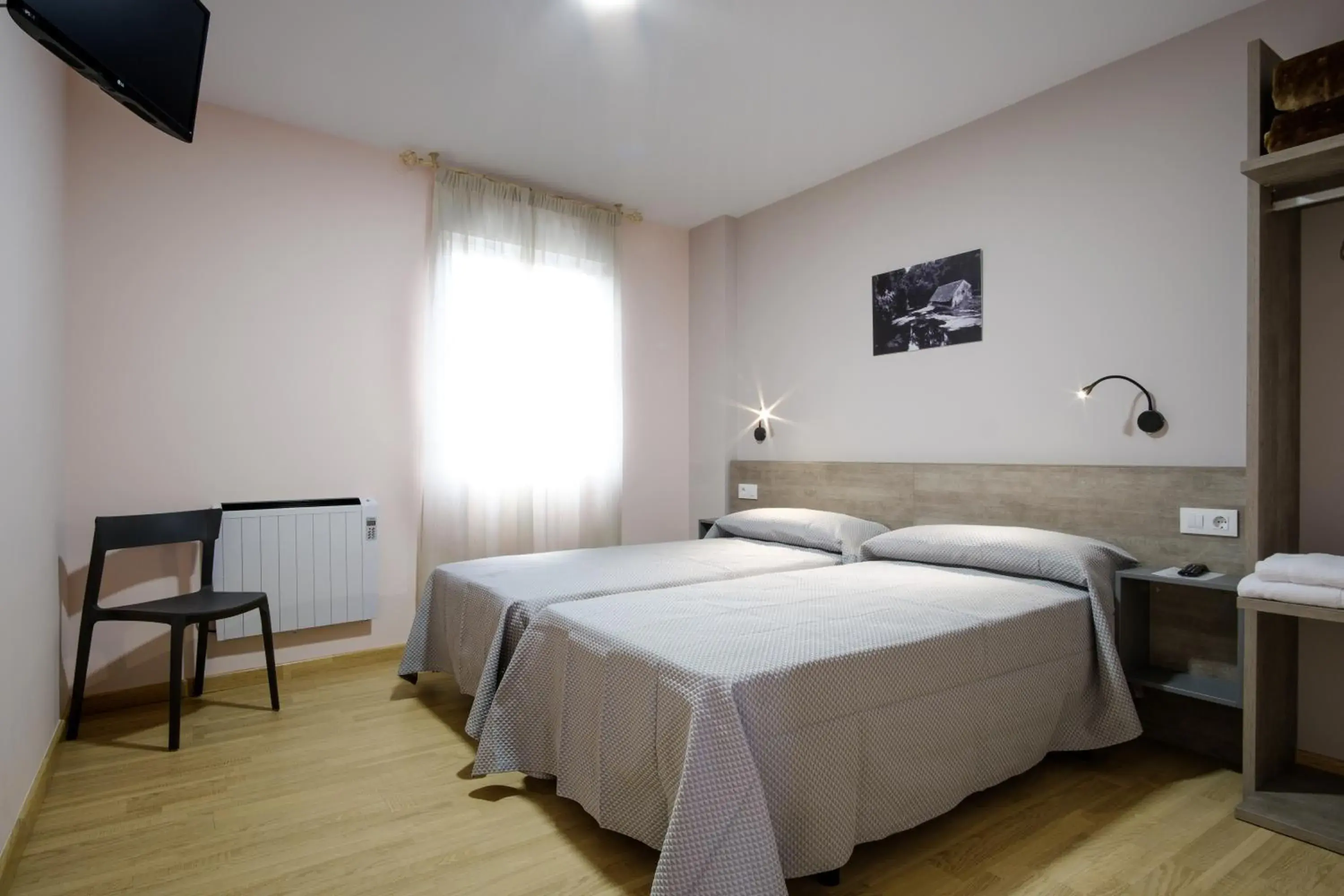 Twin Room with Private Bathroom - single occupancy in Albergue Pensión Cima do Lugar Twin Room with Private Bathroom - single occupancy in Albergue Pensión Cima do Lugar