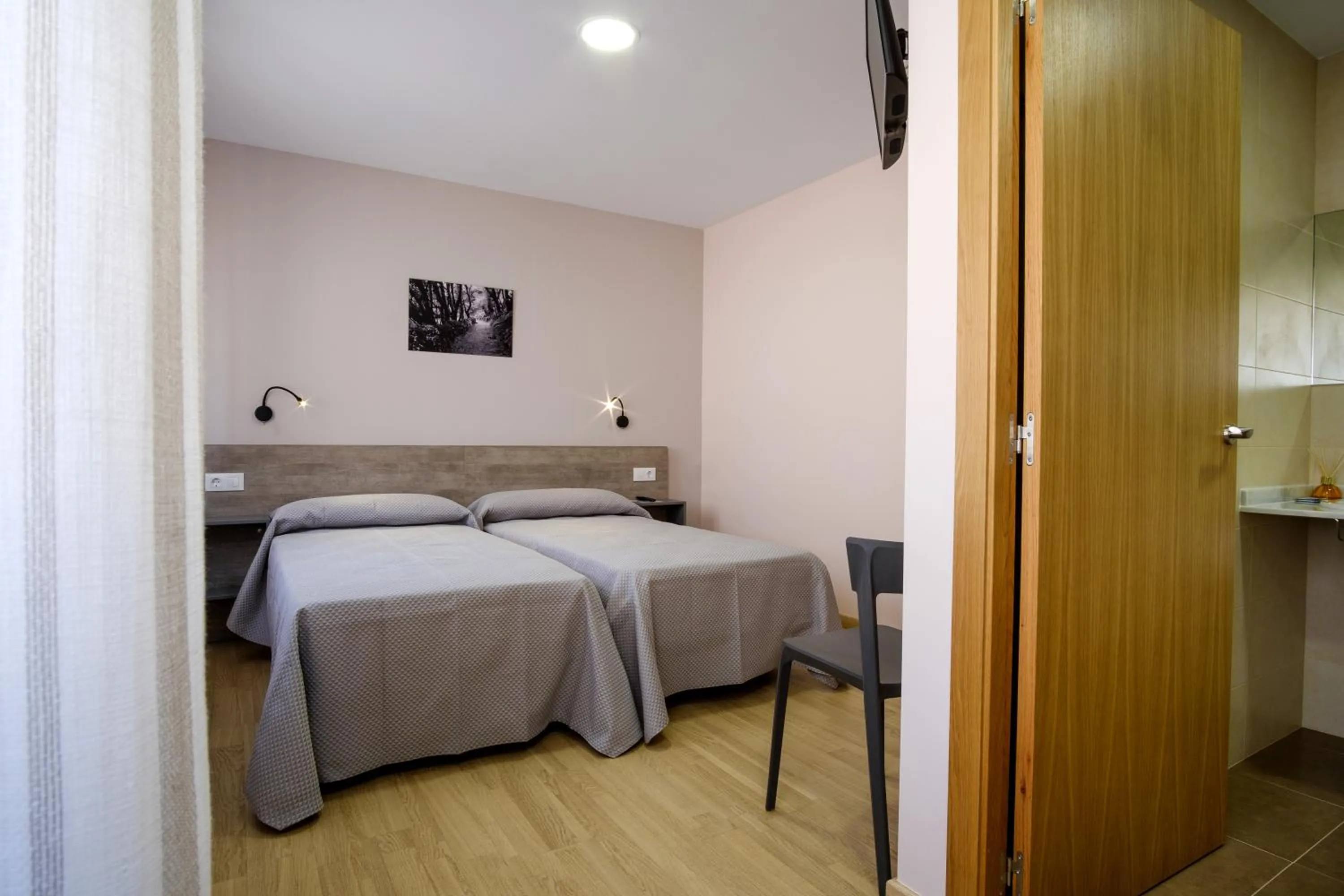 Photo of the whole room, Bed in Albergue Pensión Cima do Lugar