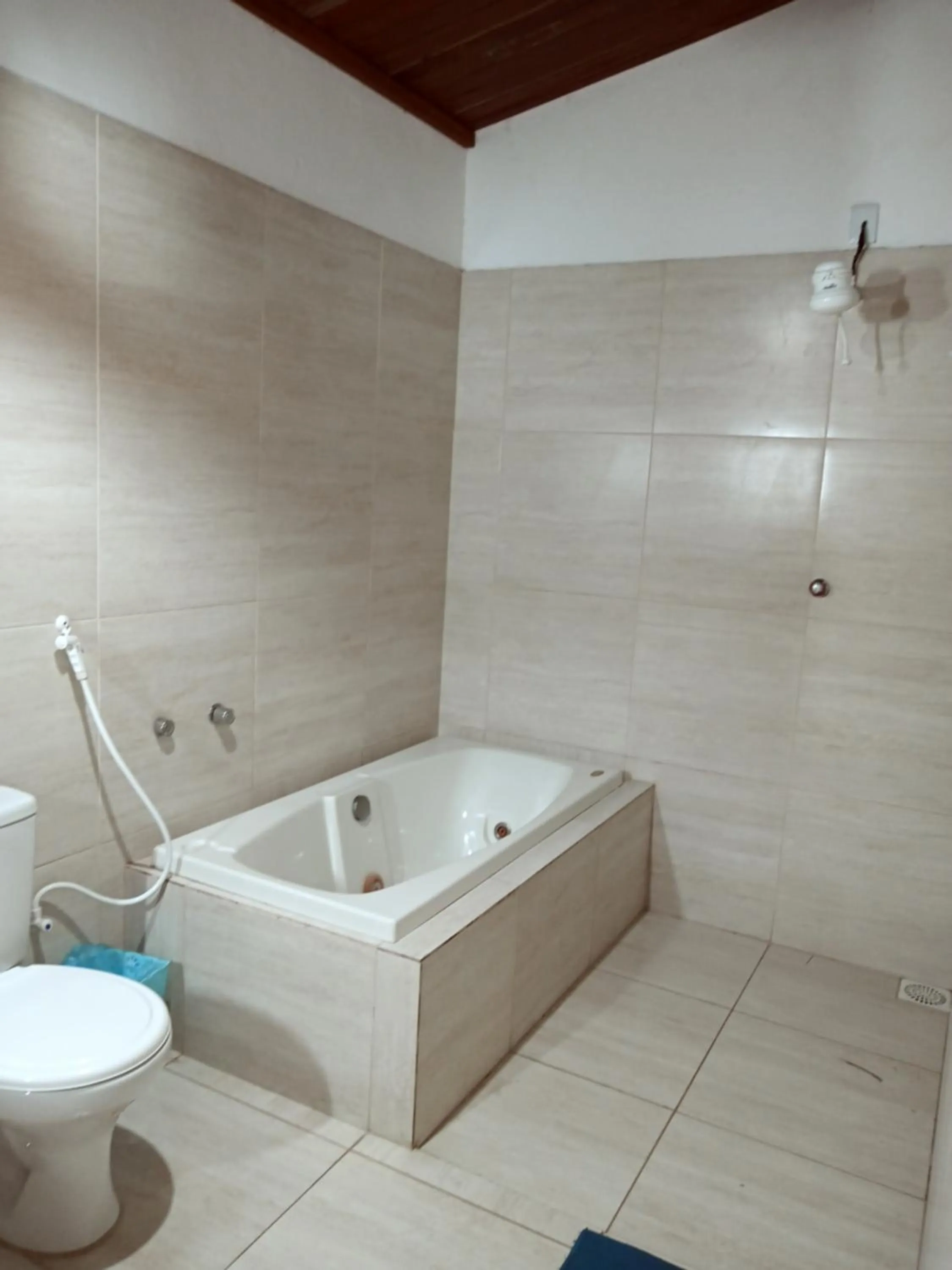 Bath in La Suite Praia Hotel