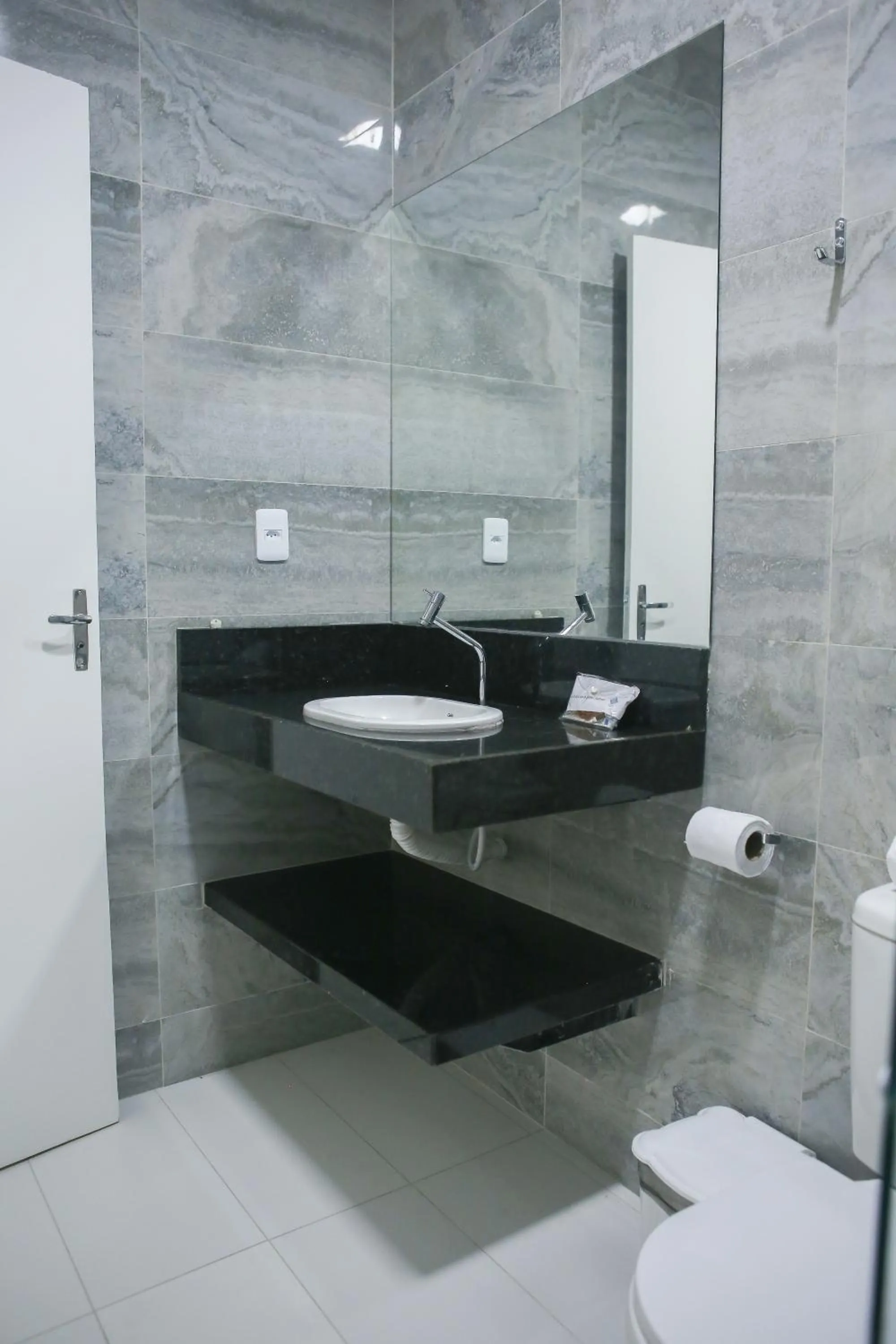 Bathroom in La Suite Praia Hotel