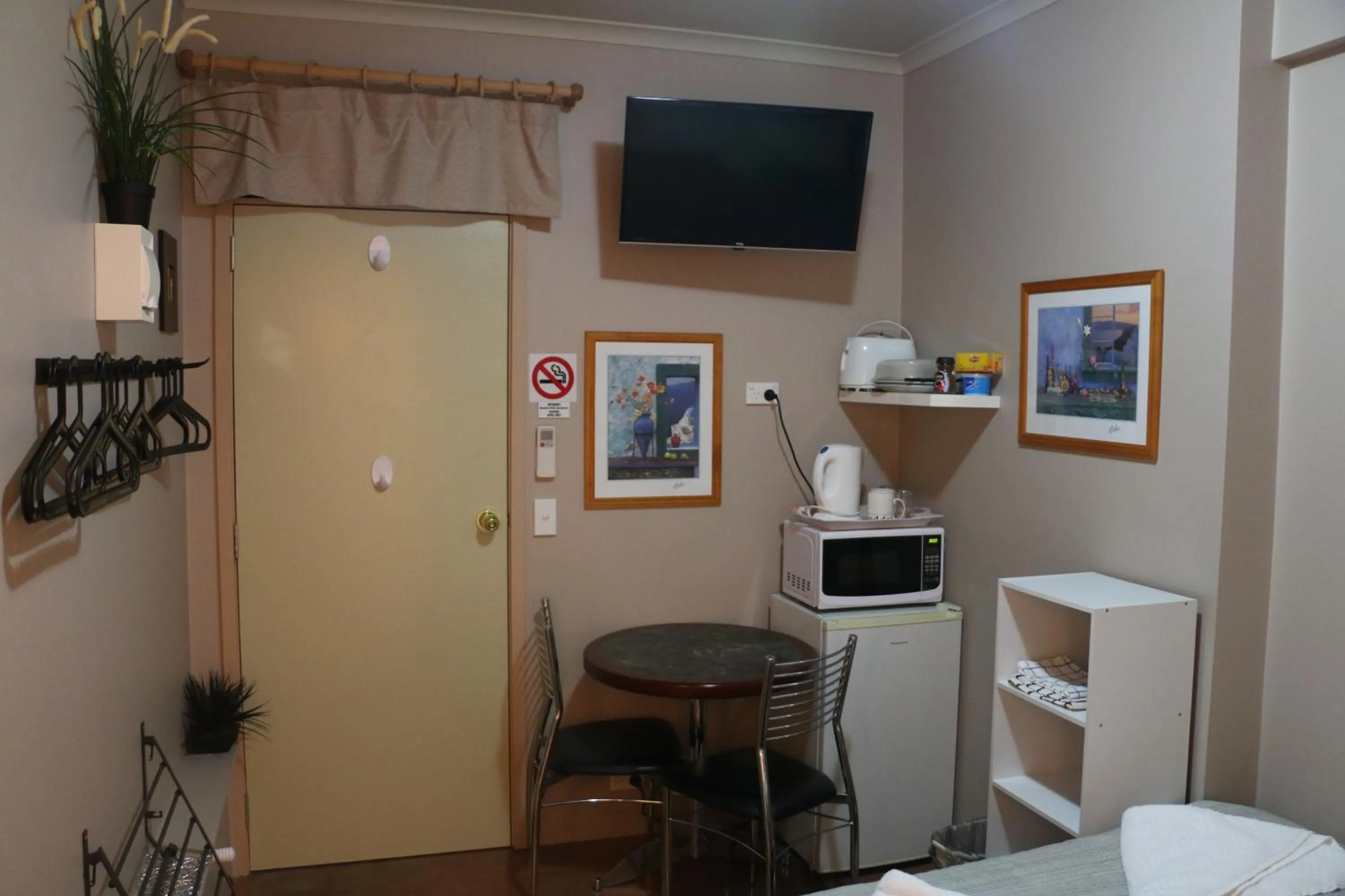 TV and multimedia in Westside Studio Apartments