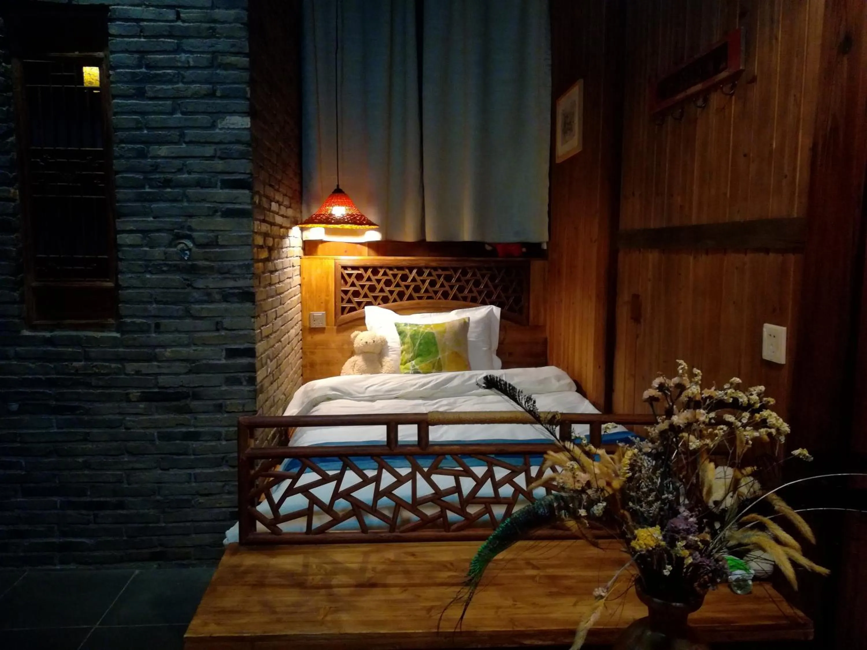 Bed in WuYuan QiYe YanXiang Guesthouse