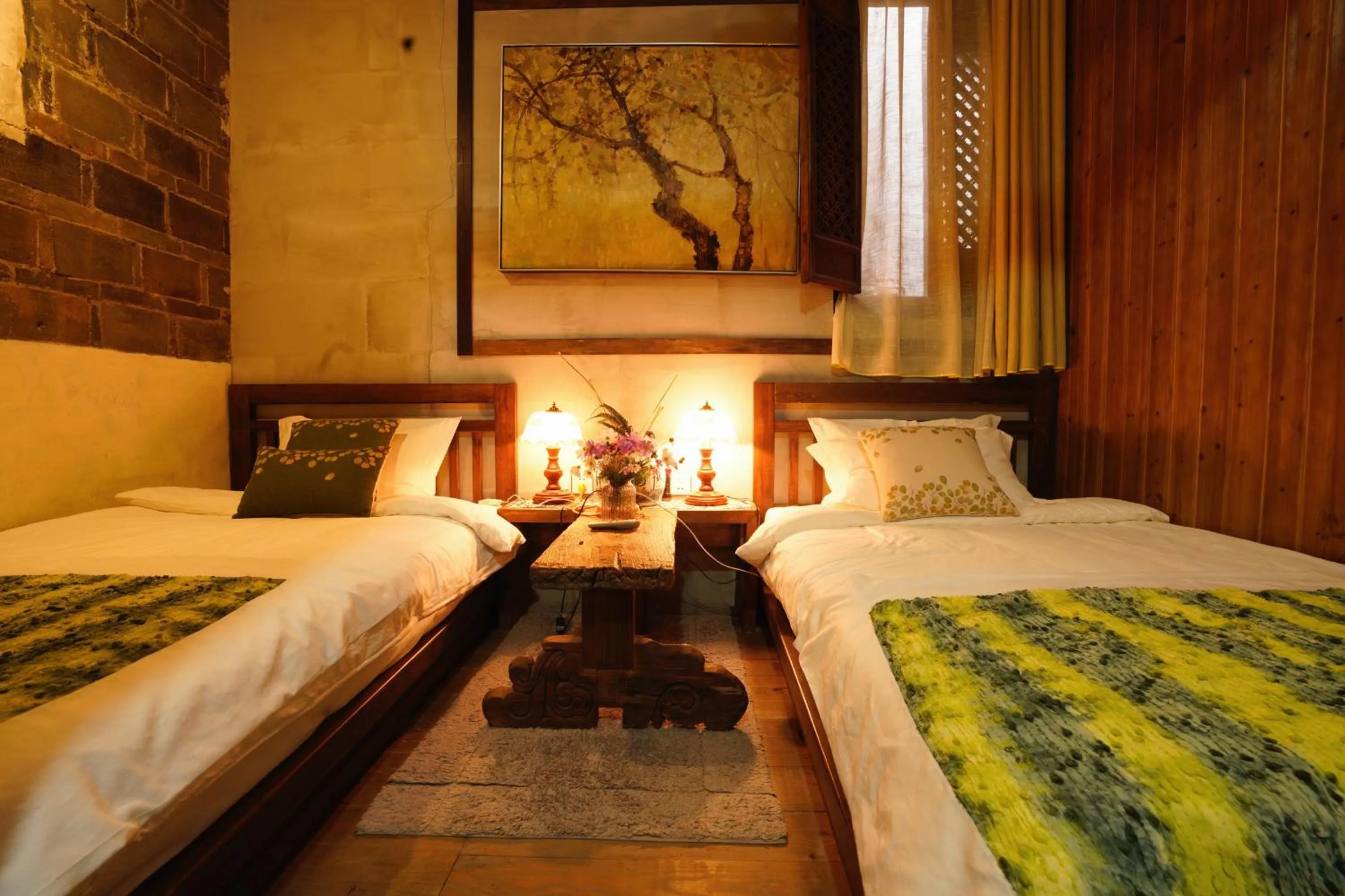 Bed in WuYuan QiYe YanXiang Guesthouse