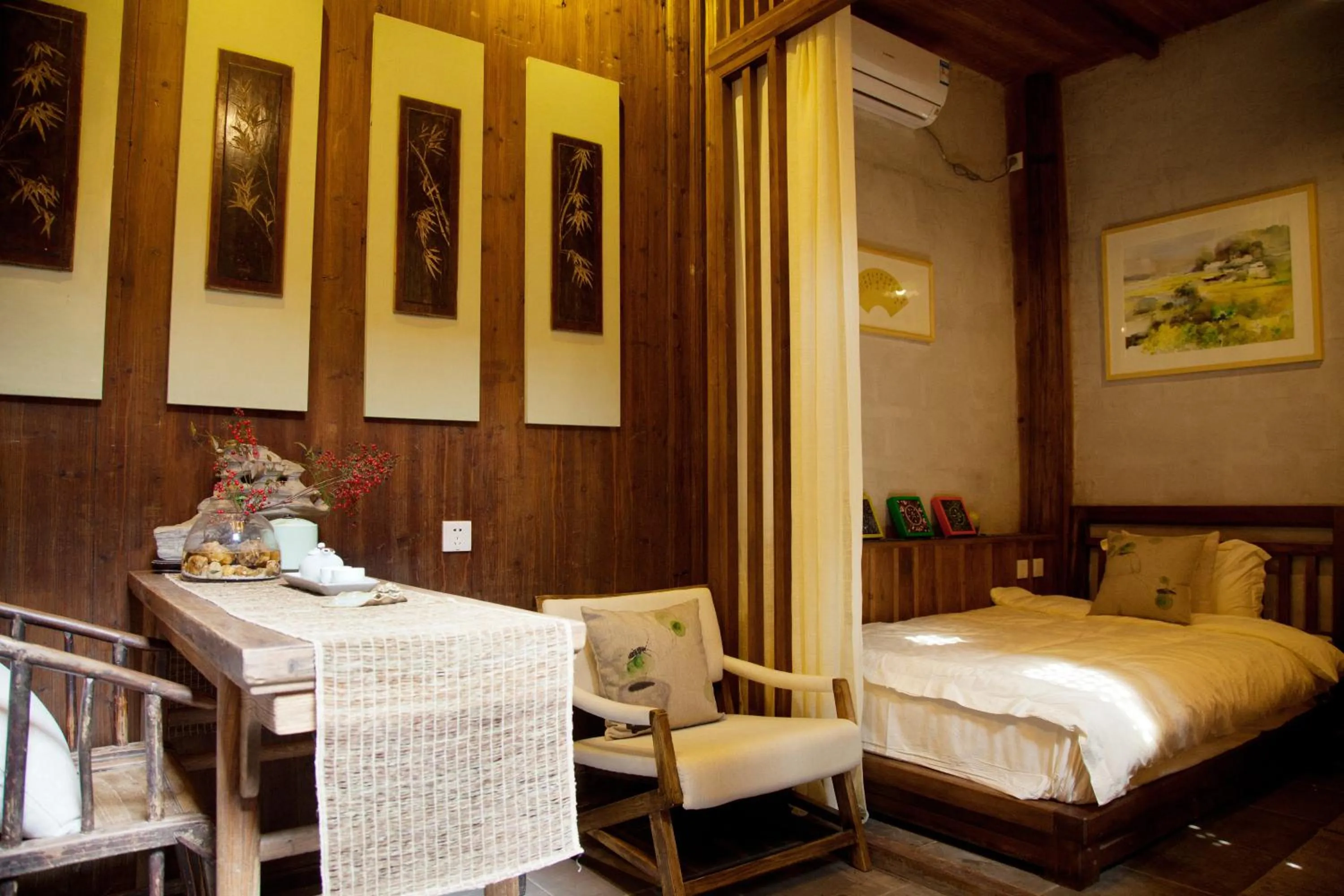 Seating area, Bed in WuYuan QiYe YanXiang Guesthouse