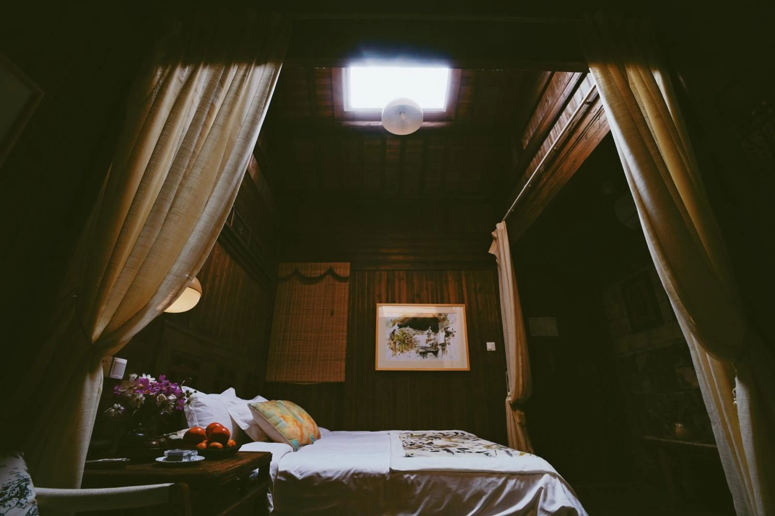 Bed in WuYuan QiYe YanXiang Guesthouse