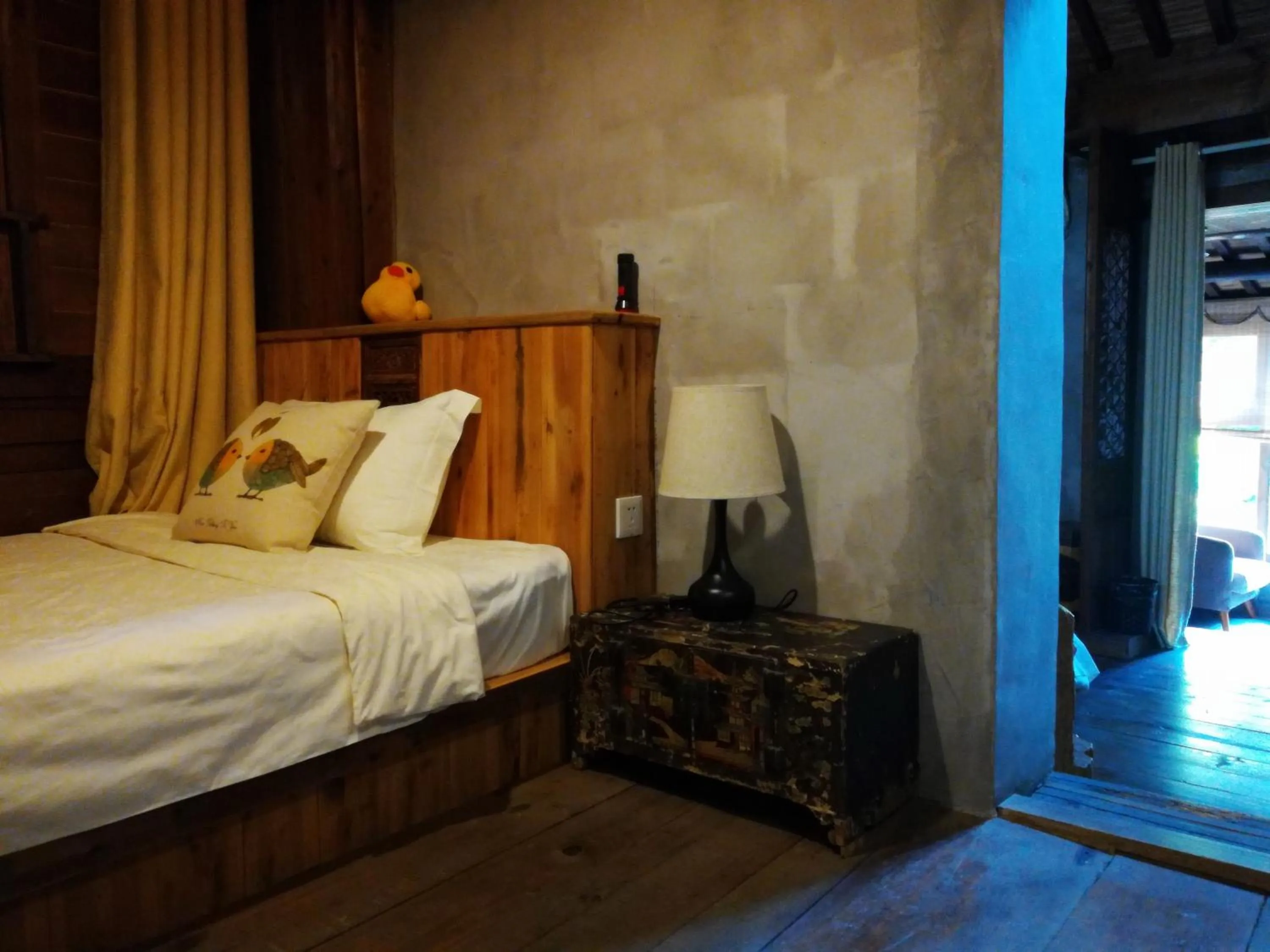 Bed in WuYuan QiYe YanXiang Guesthouse