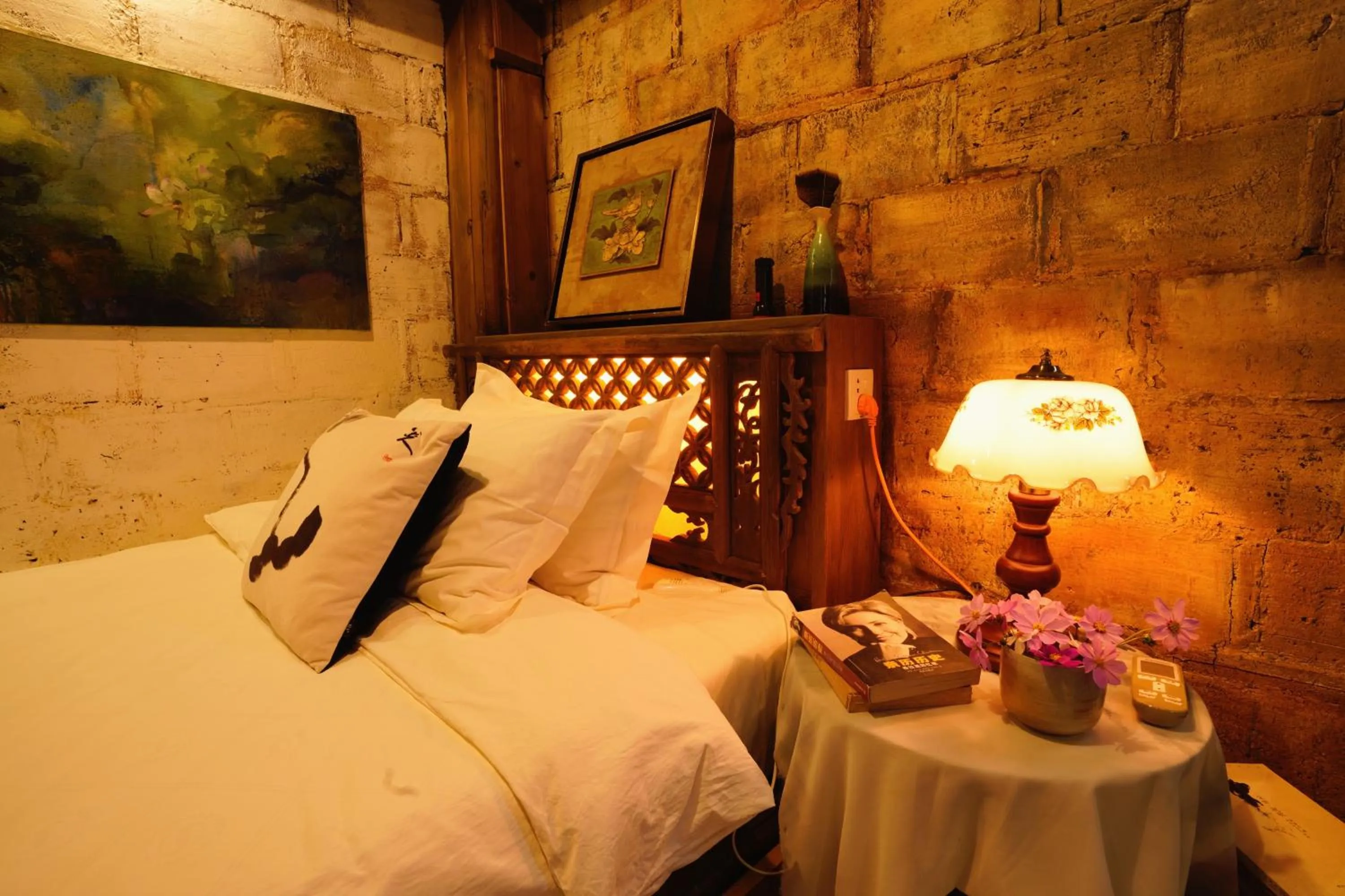 Bed in WuYuan QiYe YanXiang Guesthouse