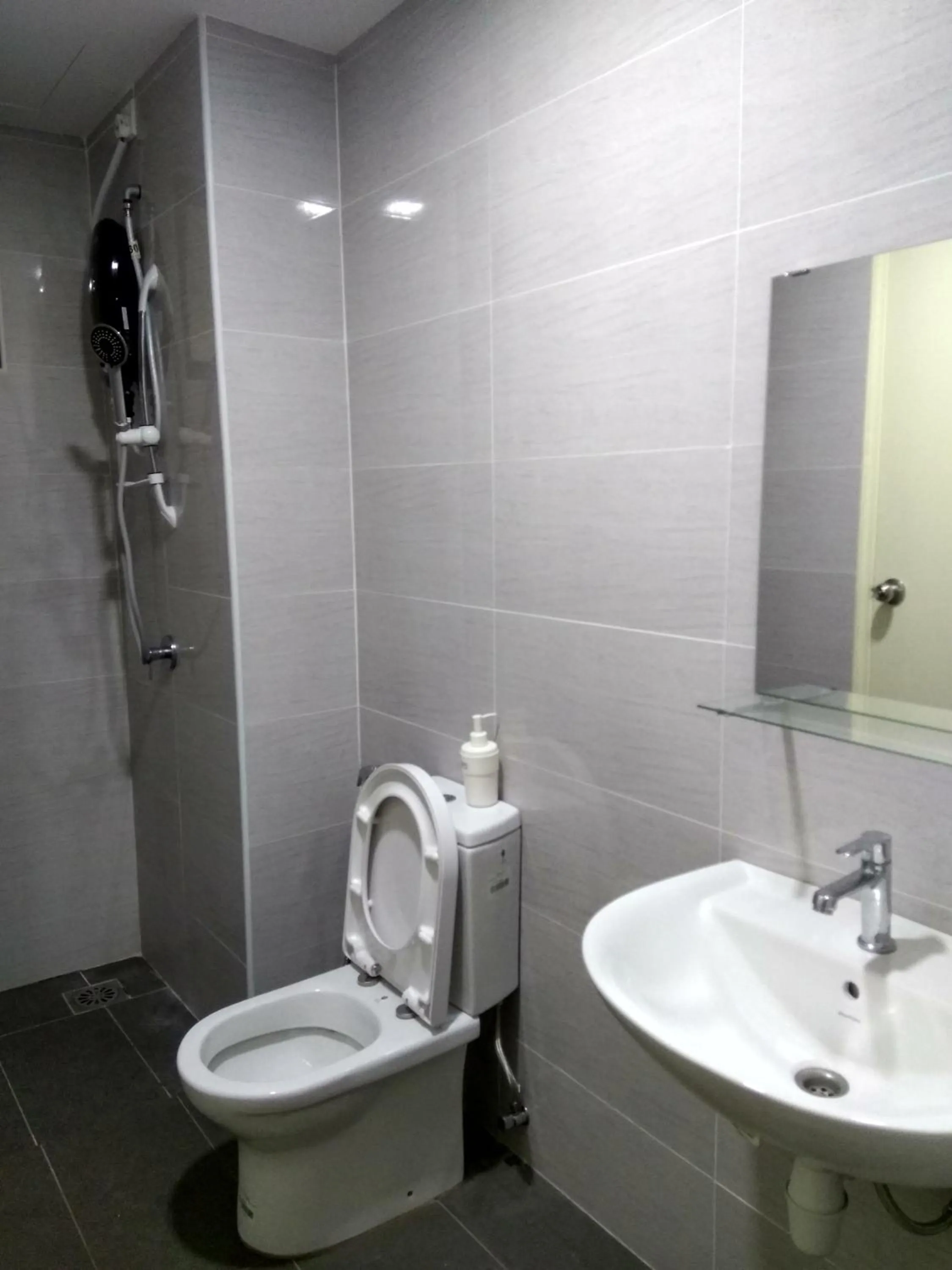 Shower in Shah Suites Vista Alam