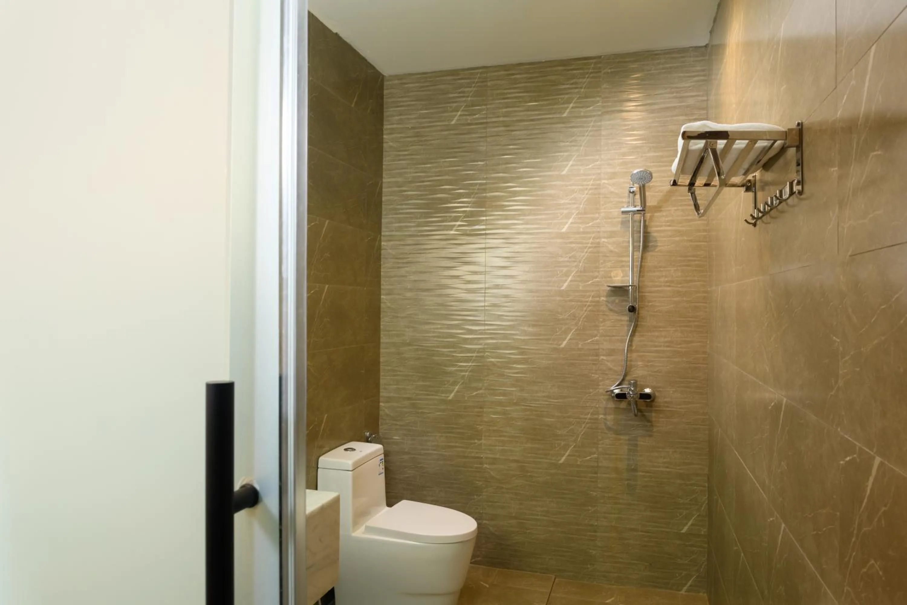 Toilet in Triple Tree Serviced Apartments - الشجرة الثلاثية للشقق المخدومة