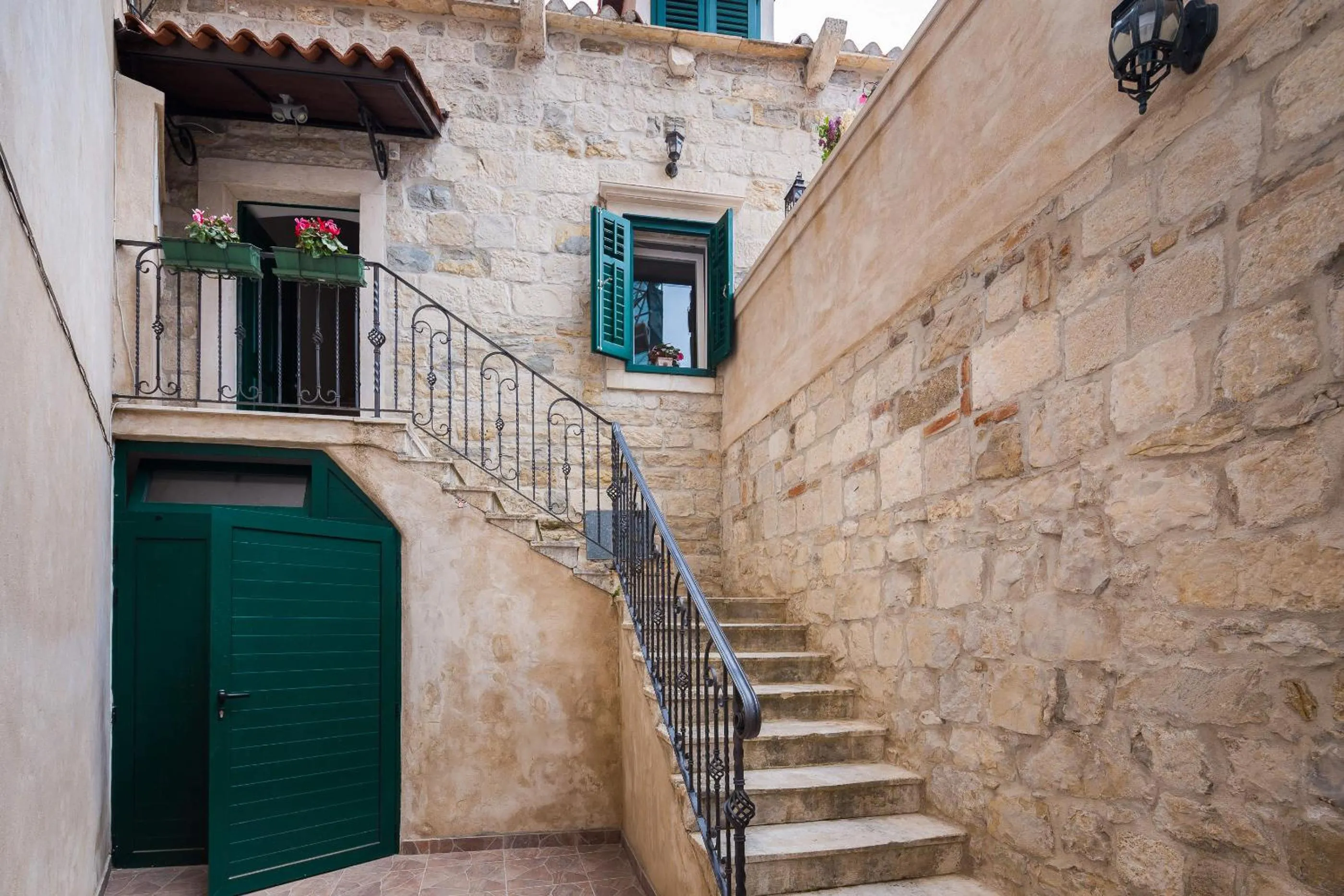 Facade/entrance in Phoenix Studio Apartment