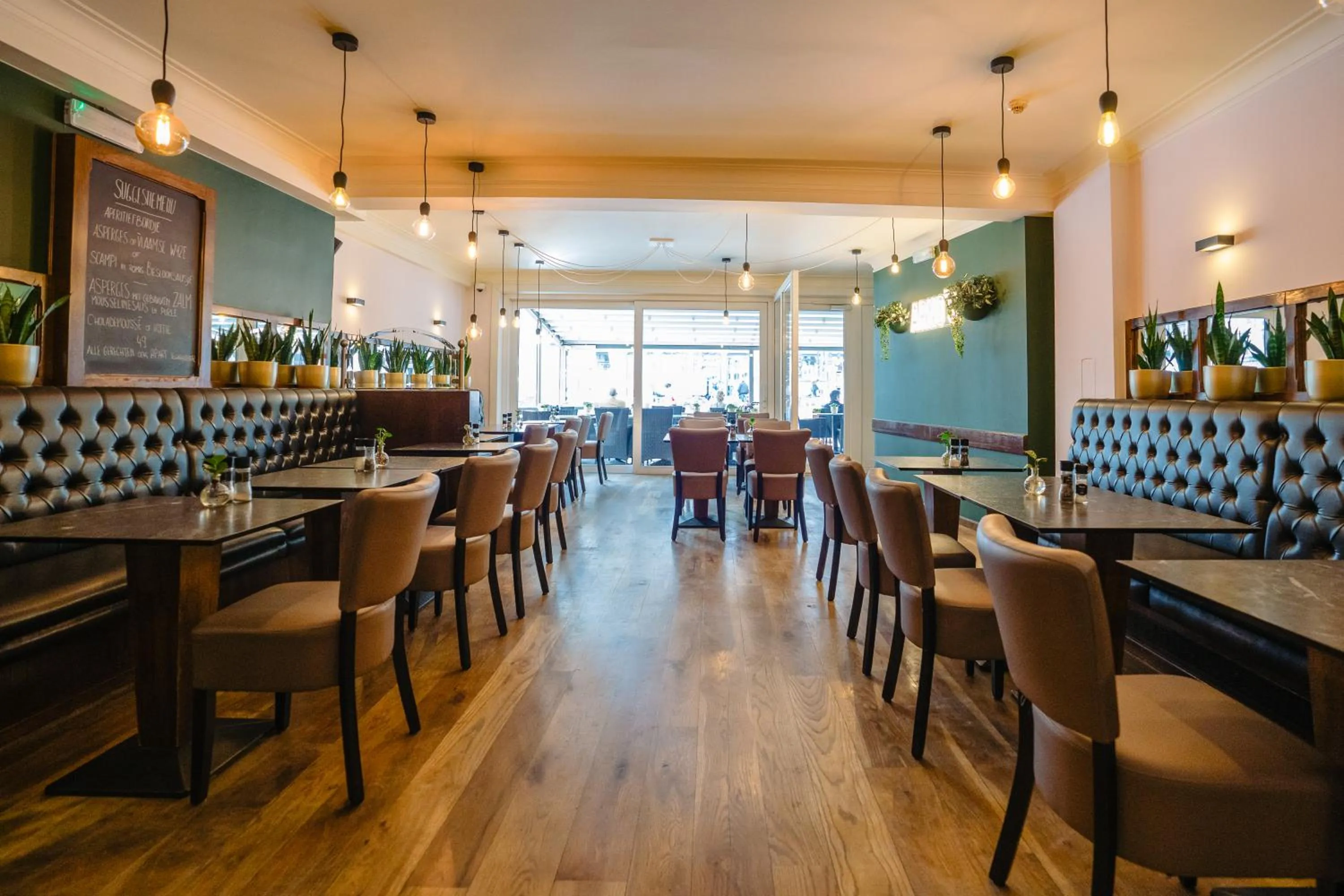 Restaurant/places to eat in Hotel Ambassadeur