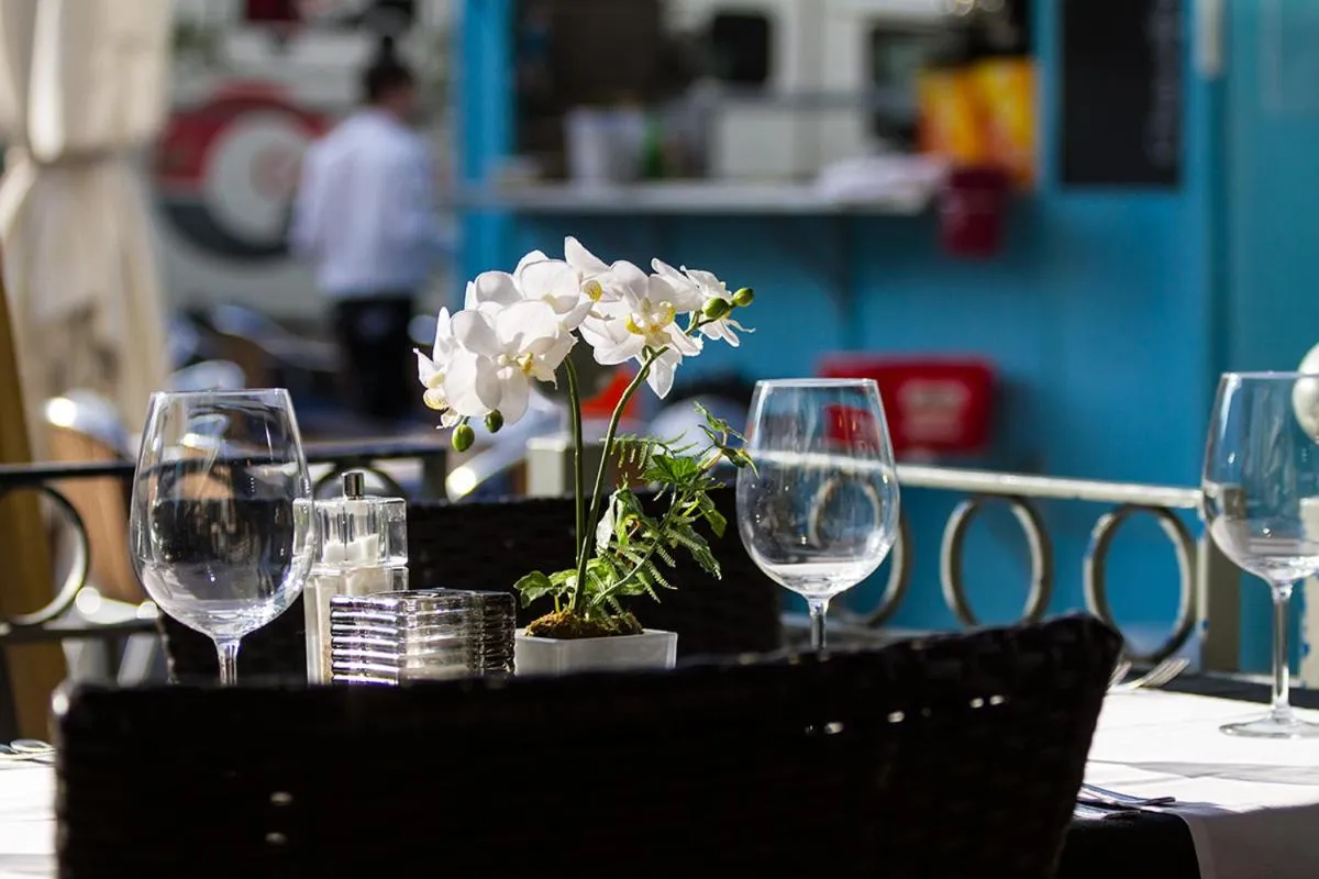 Restaurant/places to eat in Hotel Ambassadeur