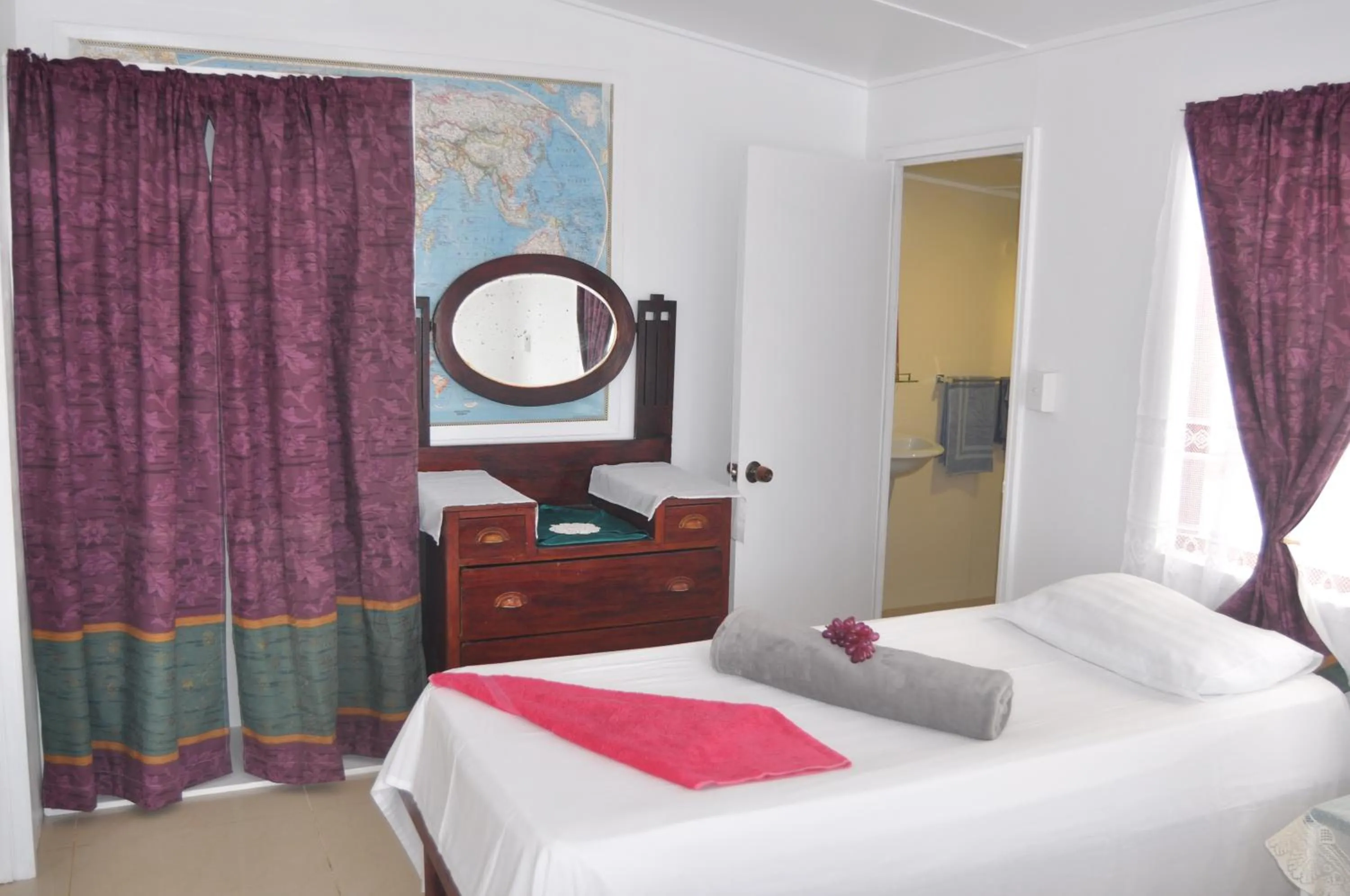 Photo of the whole room, Bed in Flying Annie Moa