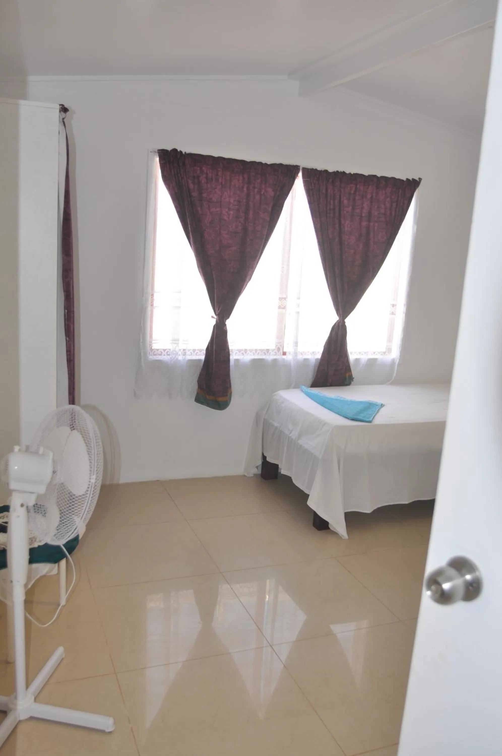 Photo of the whole room, Bed in Flying Annie Moa