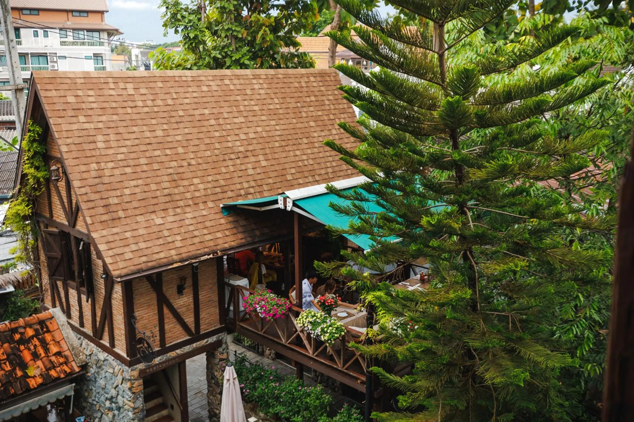 Restaurant/places to eat in Le Charcoa Hotel