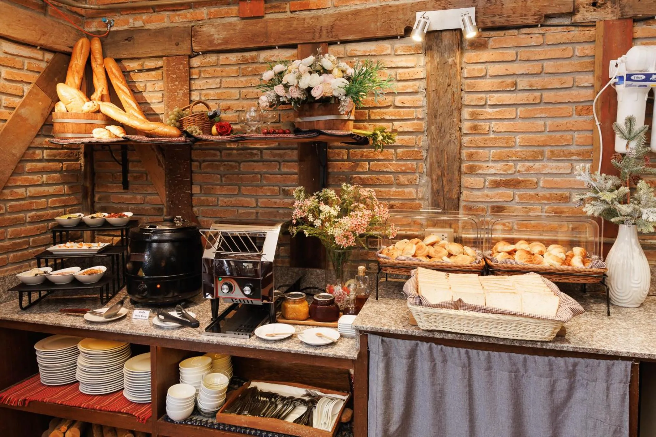 Restaurant/places to eat in Le Charcoa Hotel