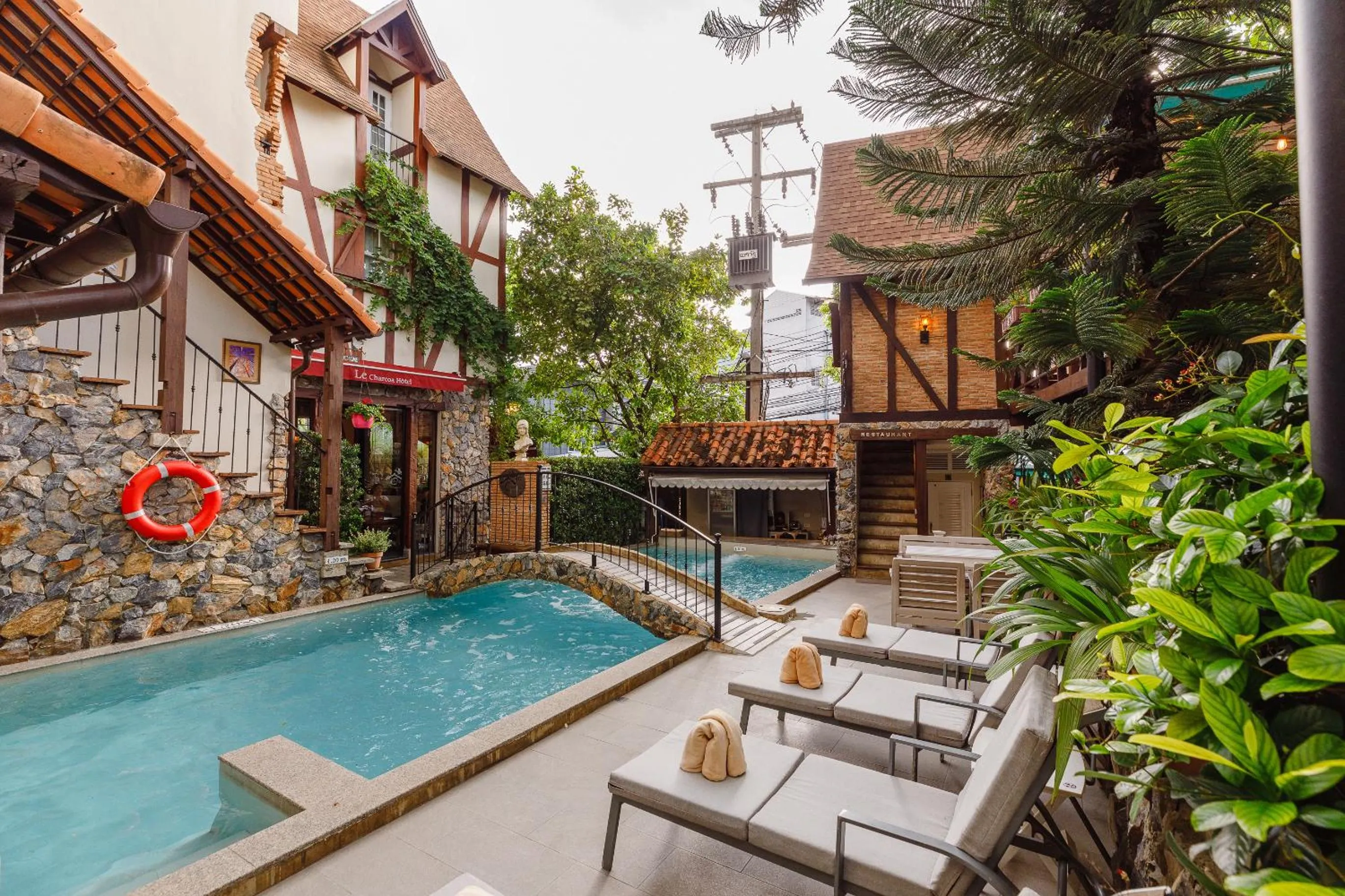 Swimming pool in Le Charcoa Hotel