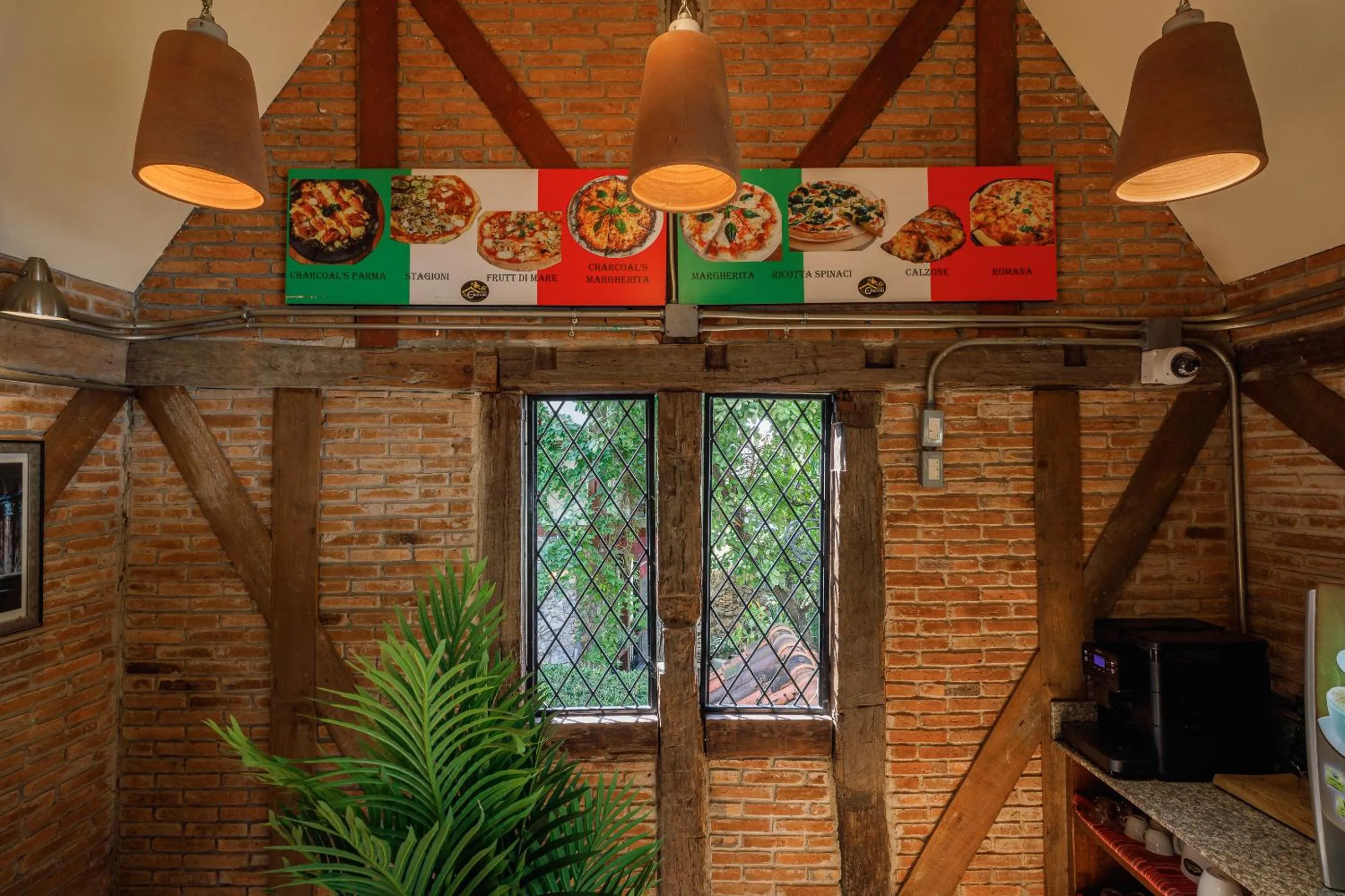 Restaurant/places to eat in Le Charcoa Hotel