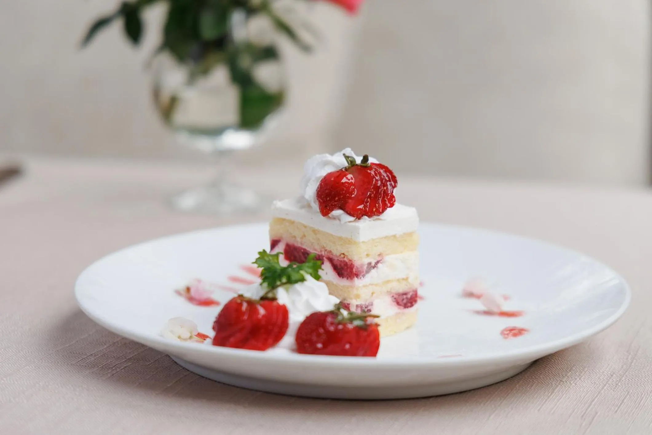 Restaurant/places to eat in Le Charcoa Hotel