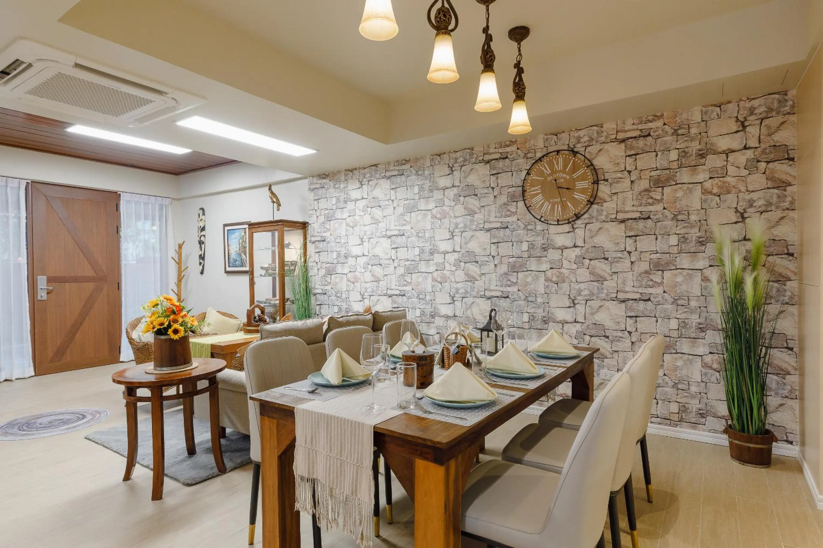 Dining area in Le Charcoa Hotel