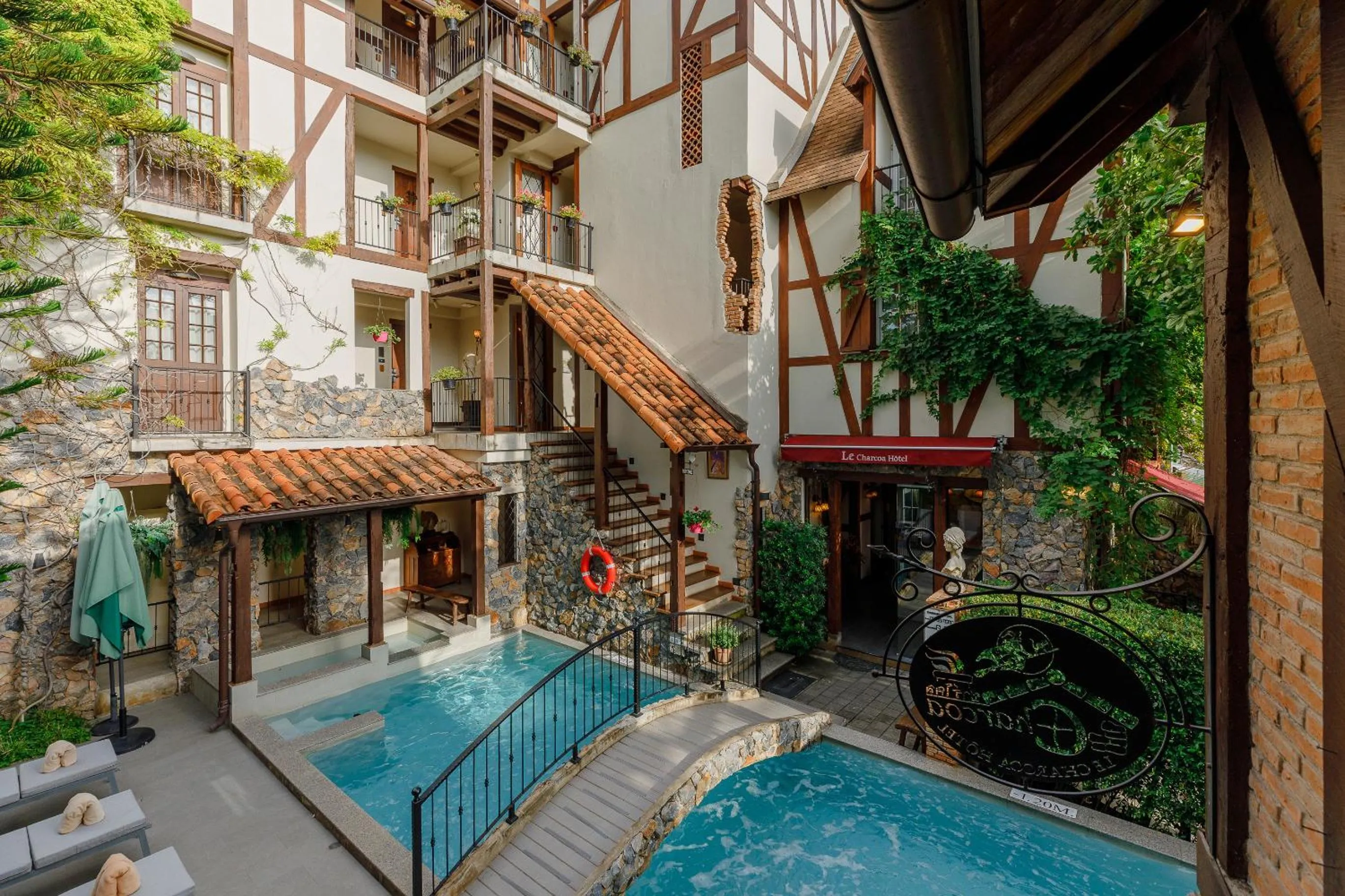 Property building in Le Charcoa Hotel