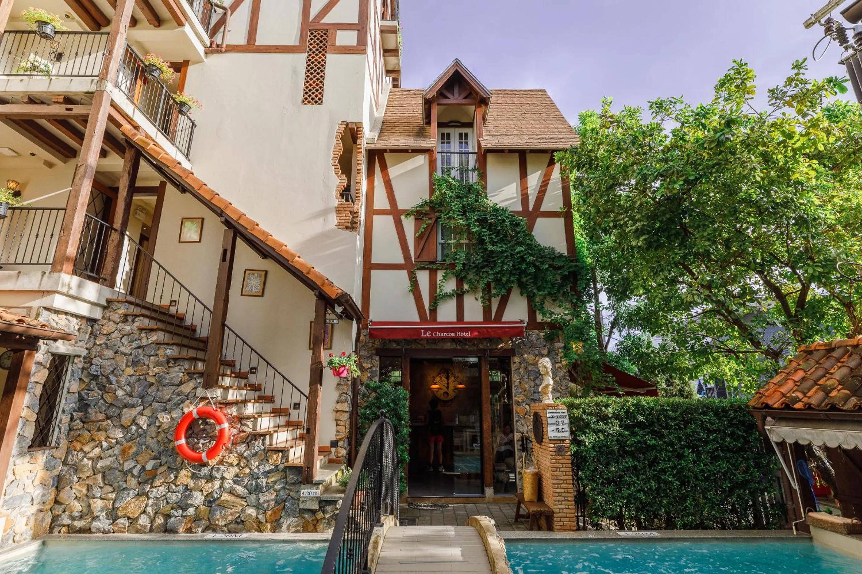 Property building in Le Charcoa Hotel