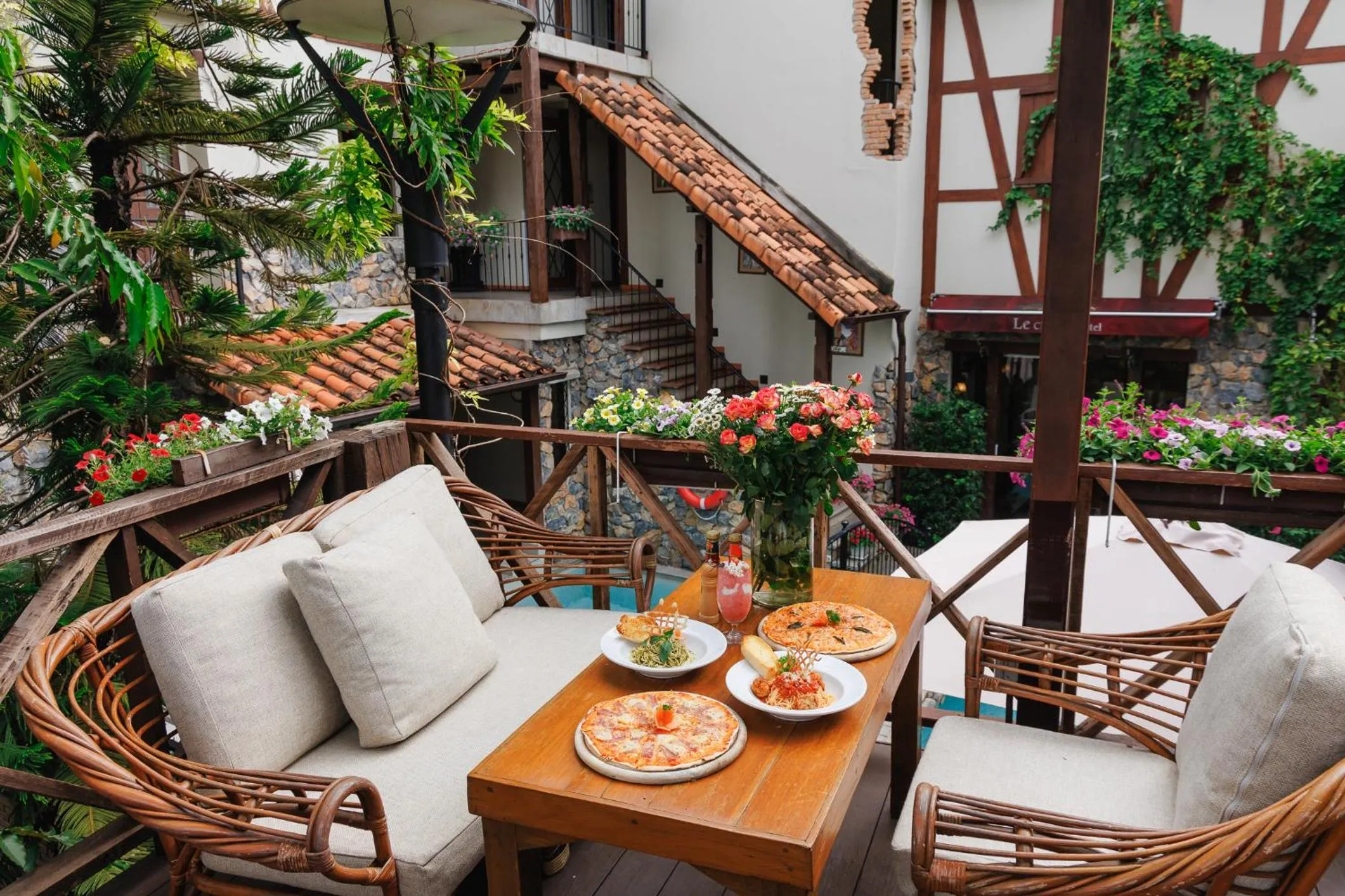 Restaurant/places to eat in Le Charcoa Hotel