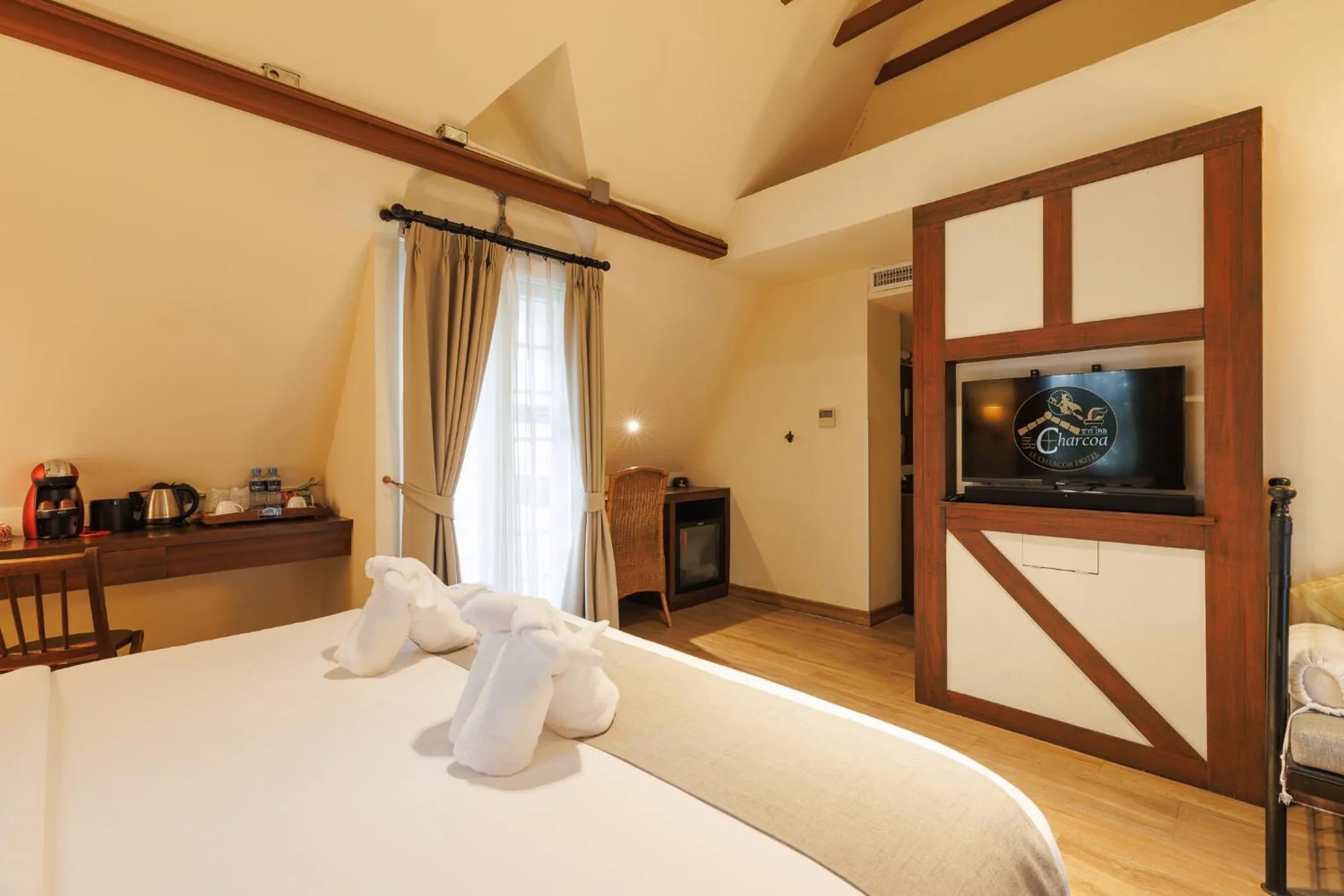 TV and multimedia, Bed in Le Charcoa Hotel