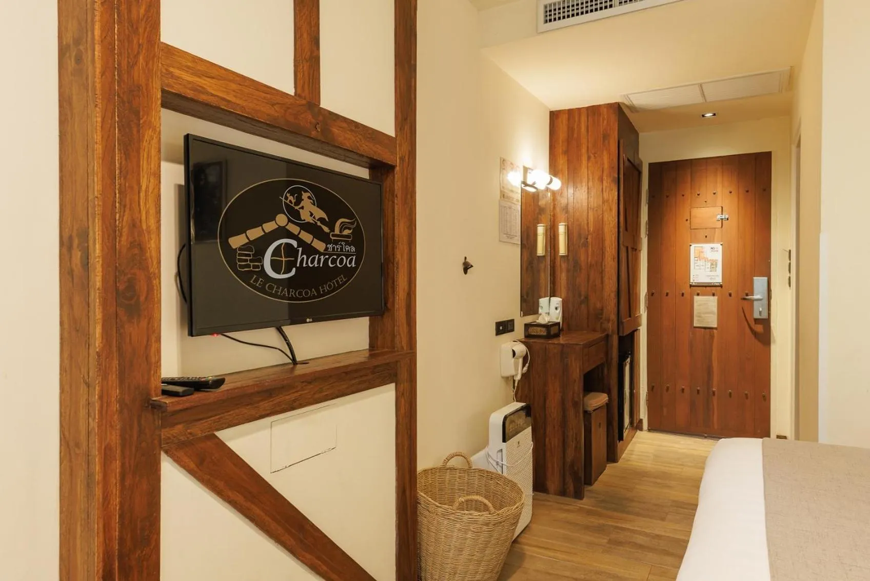 TV and multimedia, Bed in Le Charcoa Hotel