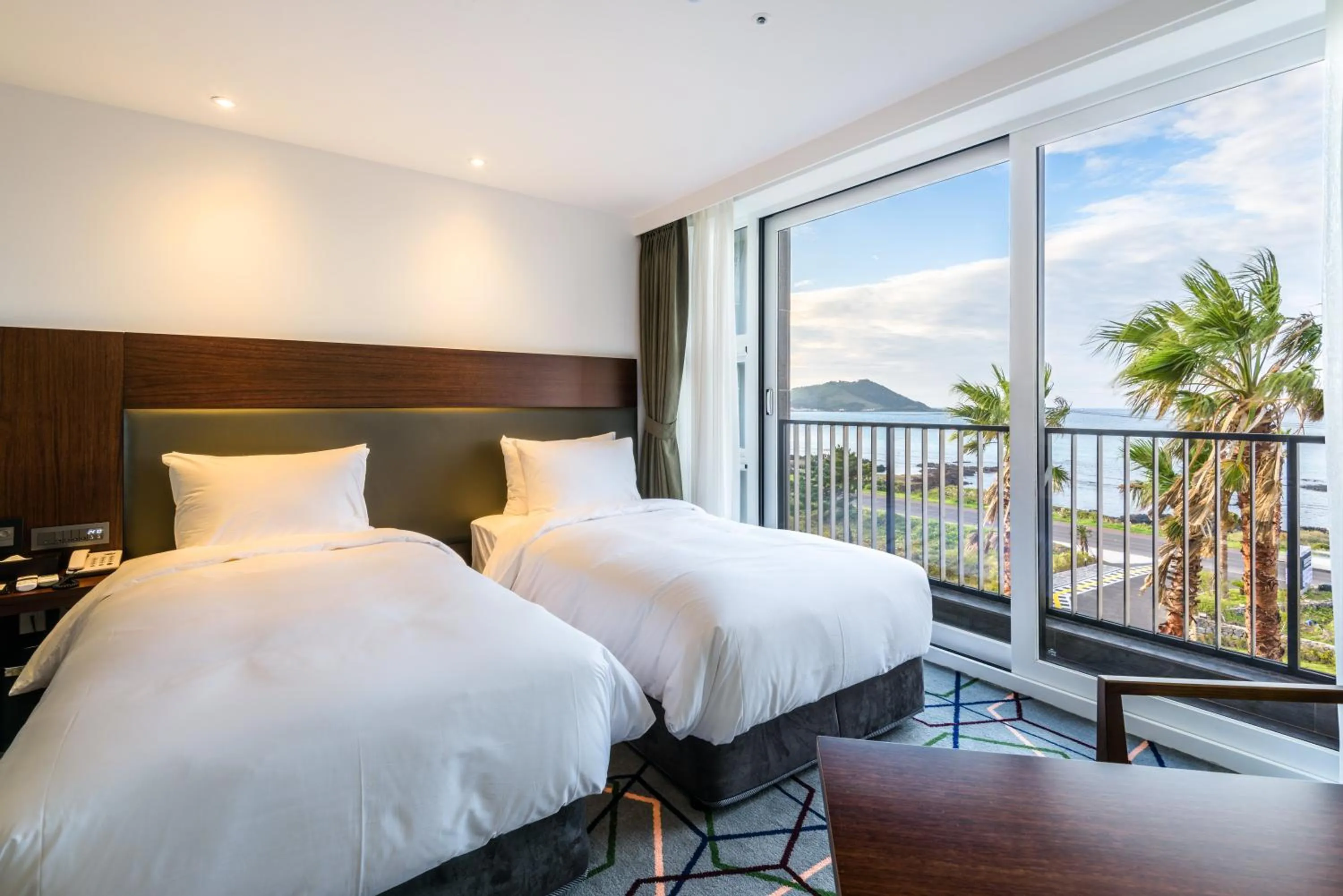 Property building, Bed in Aguila Hotel Jeju Oceano Suite