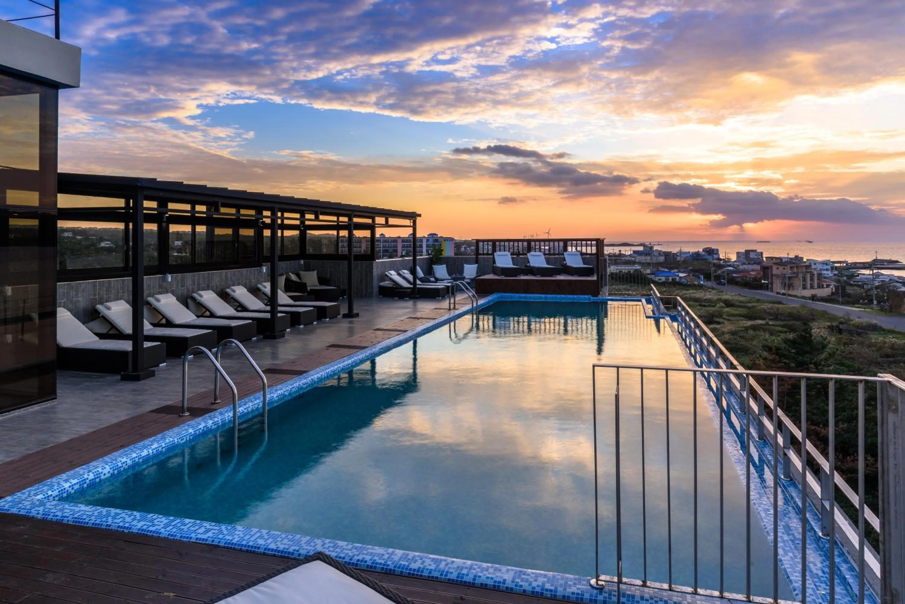 Swimming pool in Aguila Hotel Jeju Oceano Suite