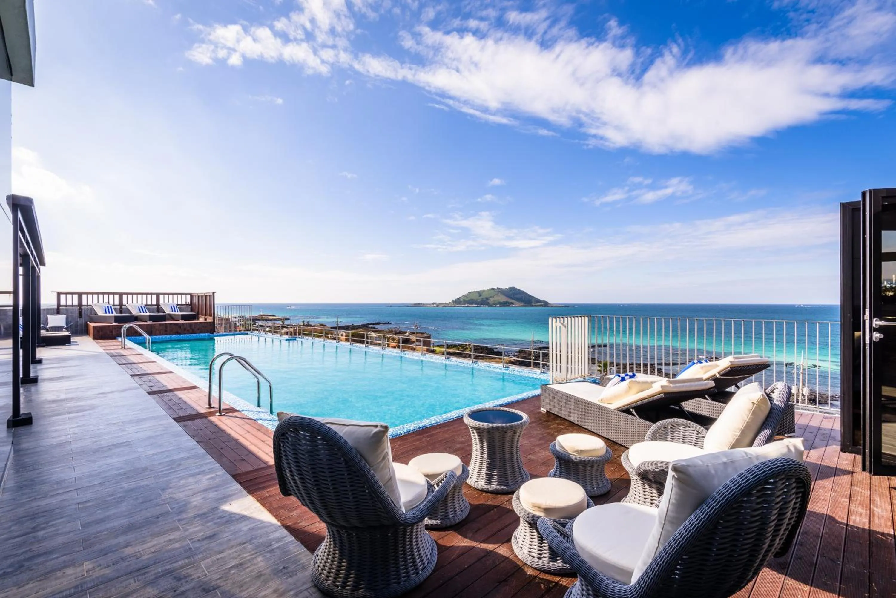 Swimming pool in Aguila Hotel Jeju Oceano Suite