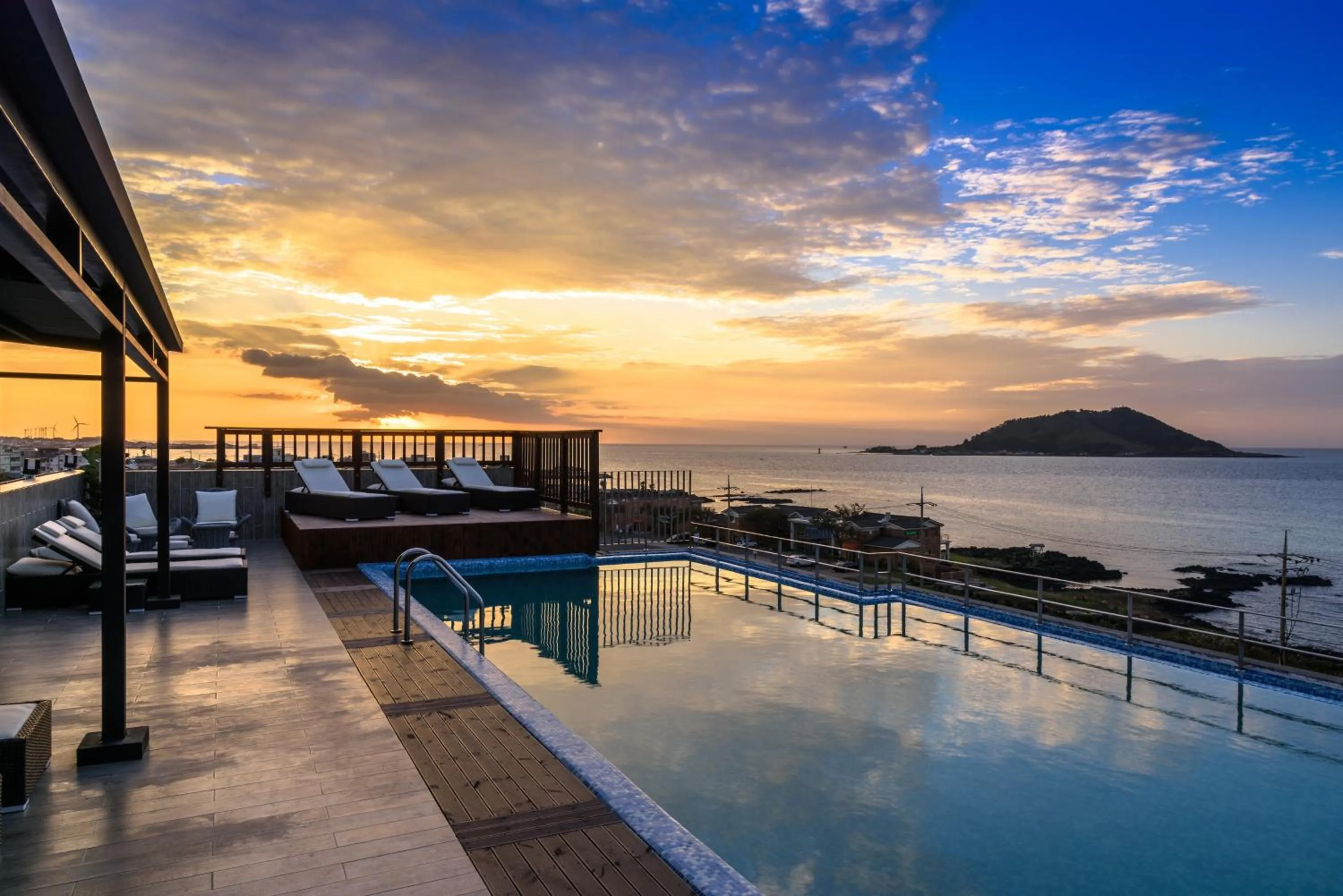 Swimming pool in Aguila Hotel Jeju Oceano Suite