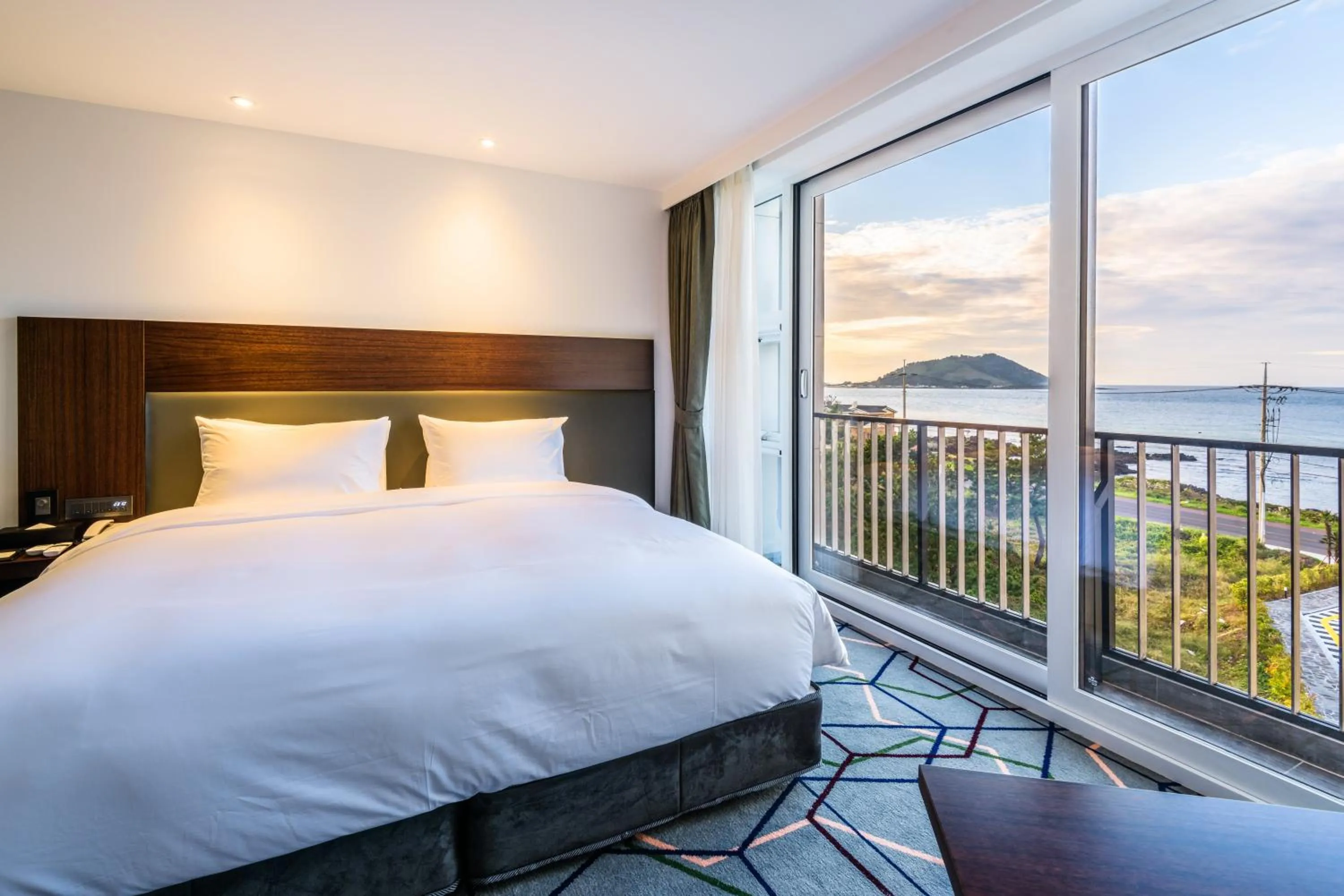 Property building, Bed in Aguila Hotel Jeju Oceano Suite
