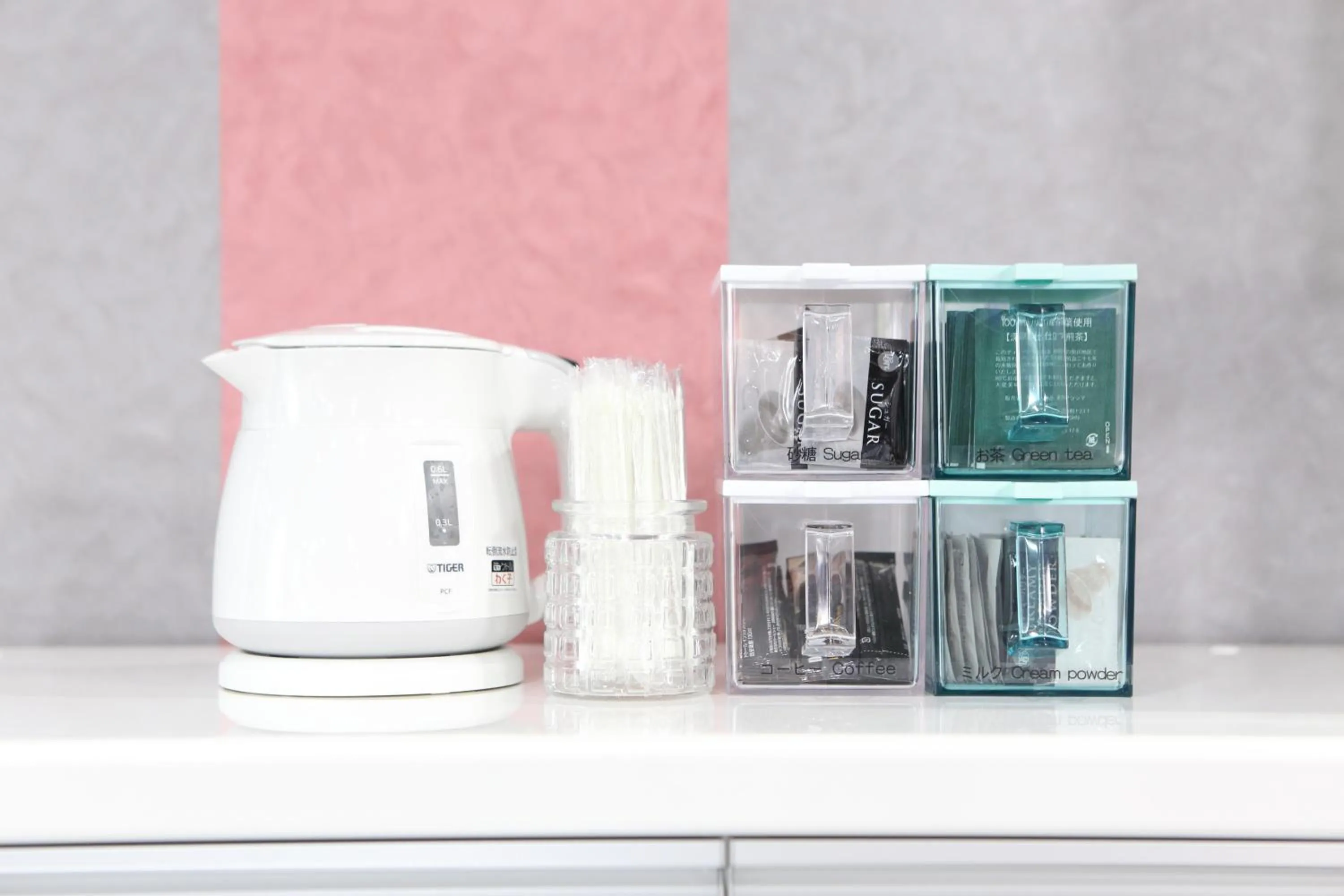 Communal lounge/ TV room in Oak Hotel Edo