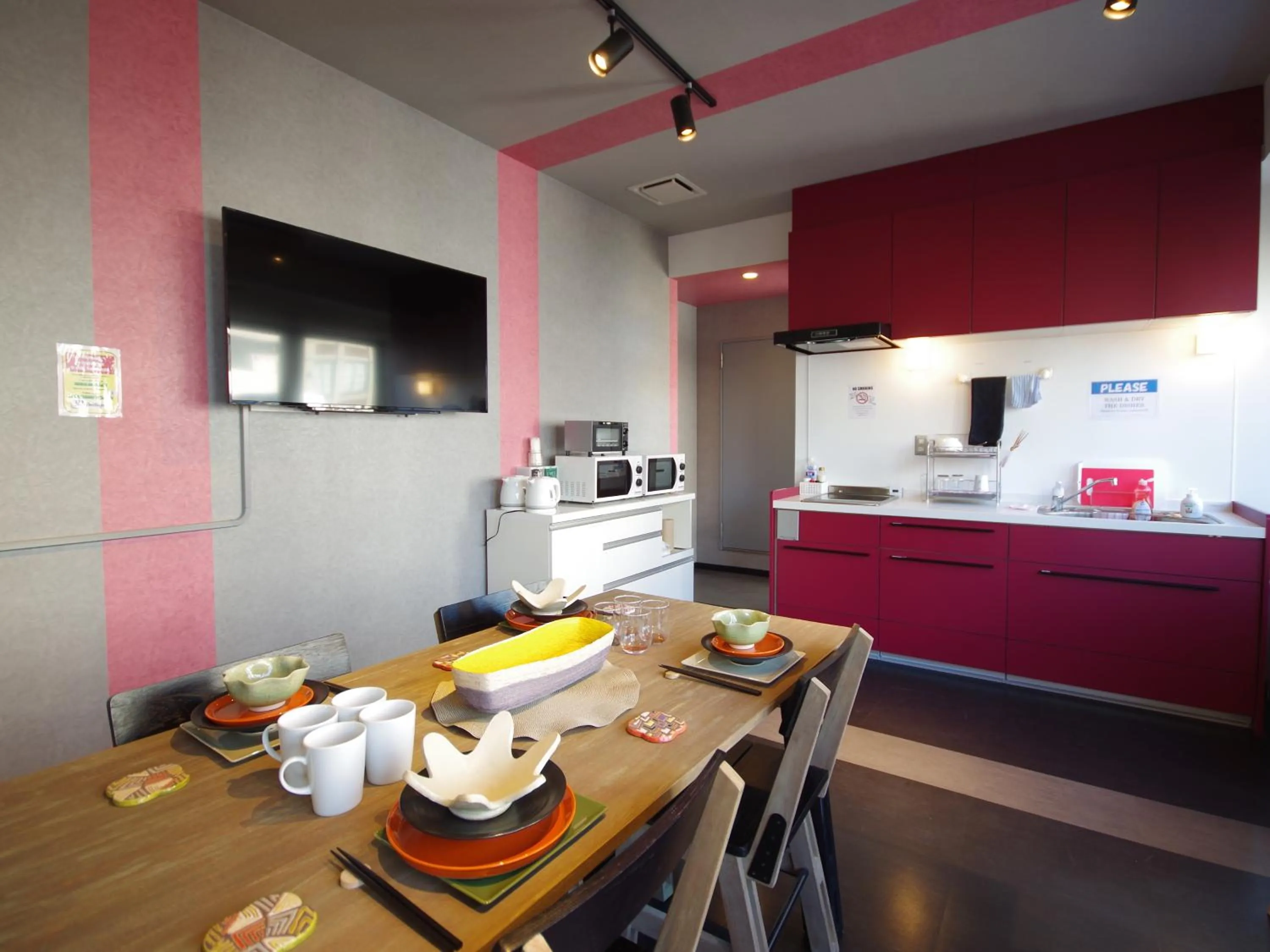 Communal lounge/ TV room in Oak Hotel Edo