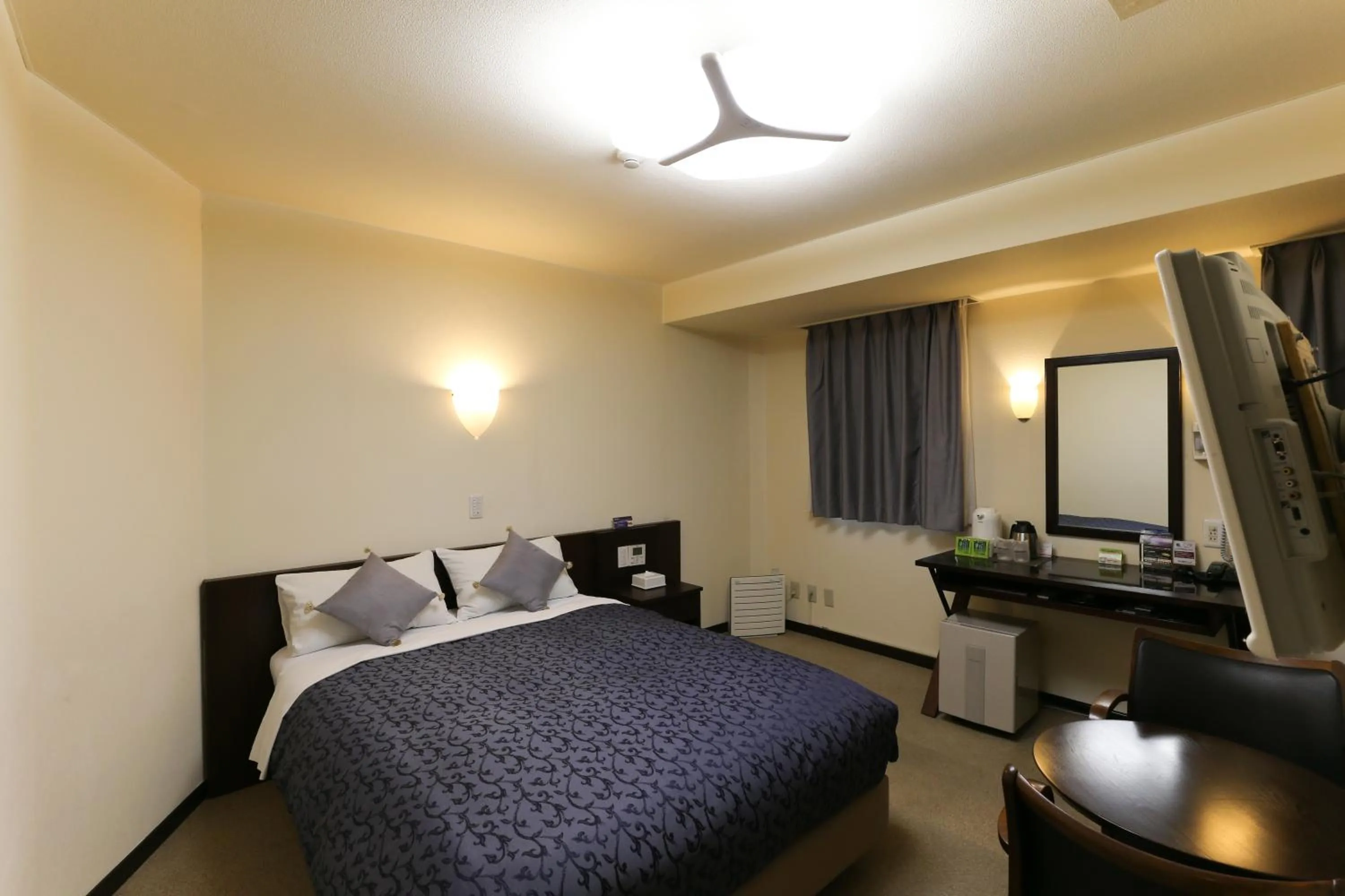 Photo of the whole room, Bed in Kawasaki Hotel Park