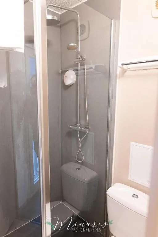 Shower in B Hotel Troyes Aéroport