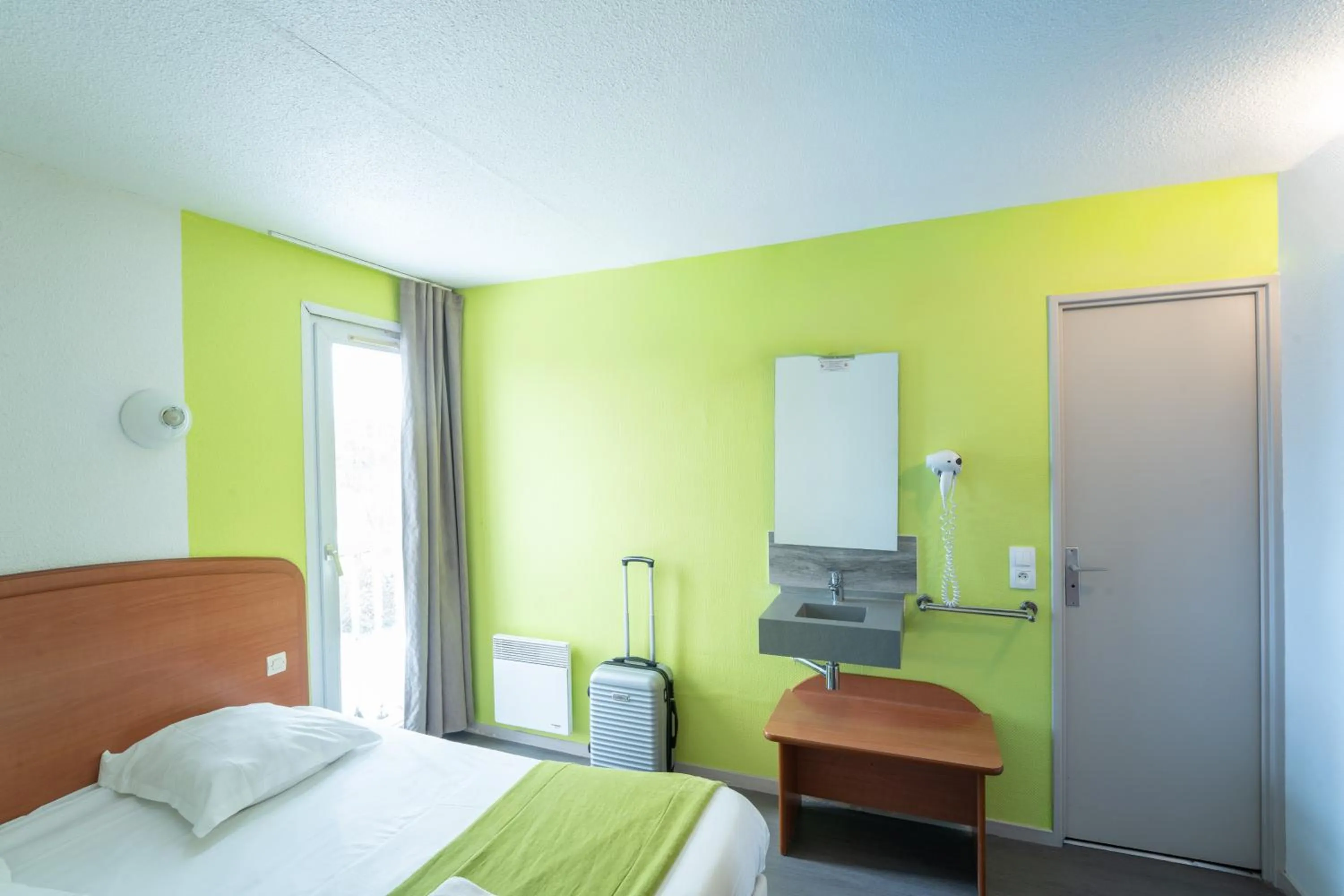 Bed in B Hotel Troyes Aéroport