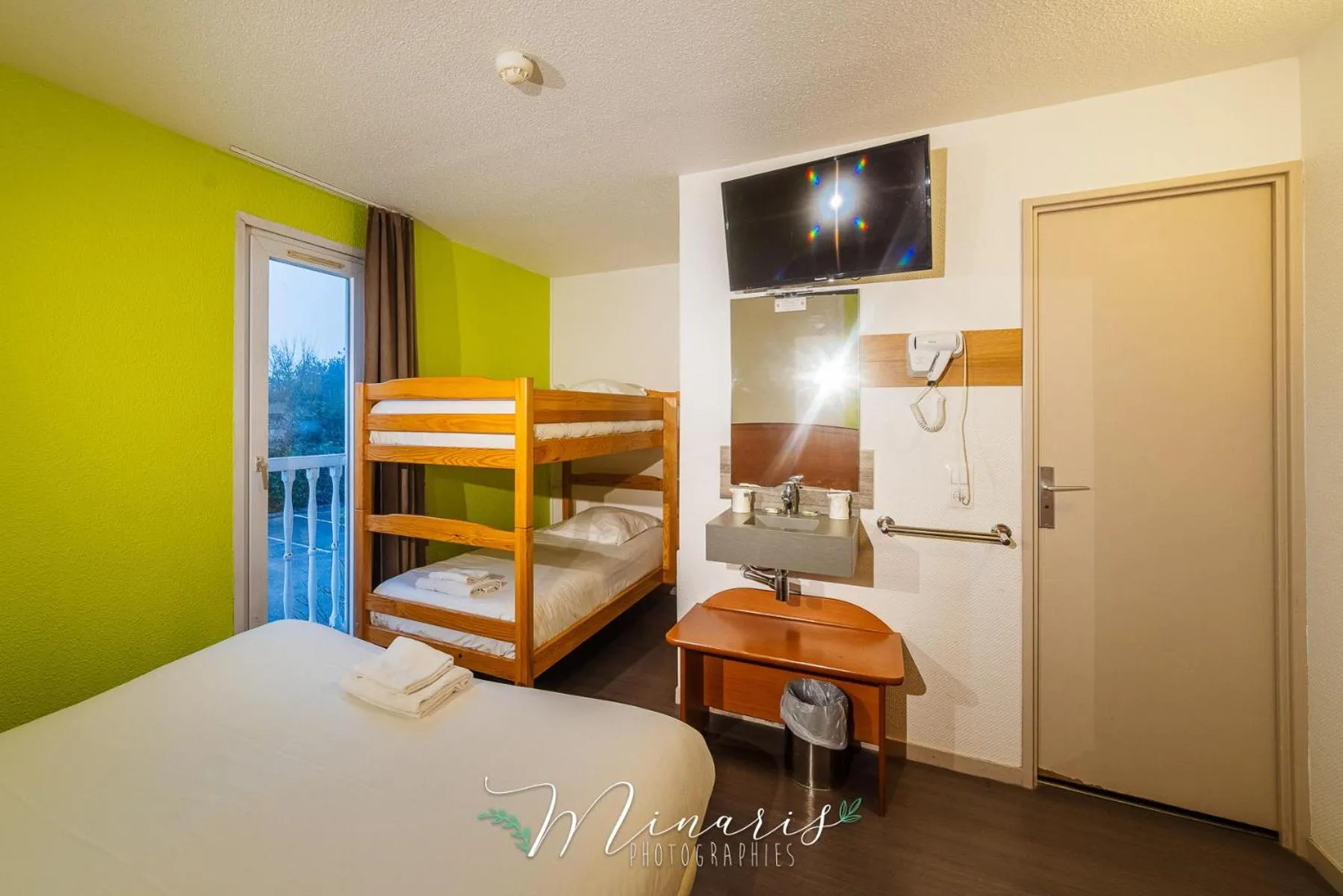 Photo of the whole room, Bed in B Hotel Troyes Aéroport