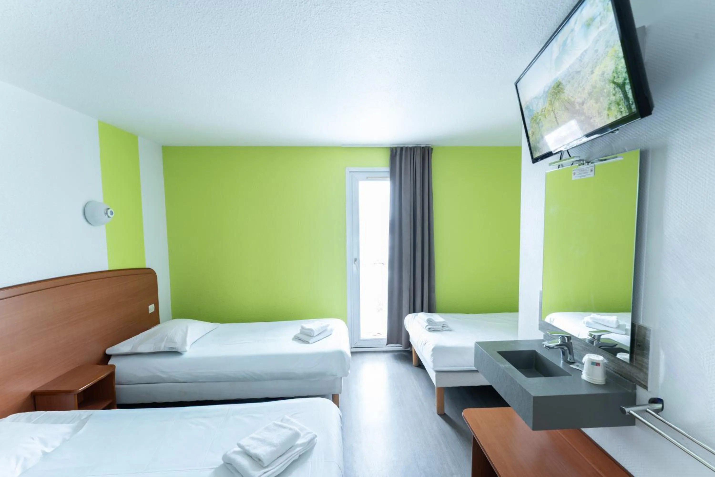 Photo of the whole room, Bed in B Hotel Troyes Aéroport