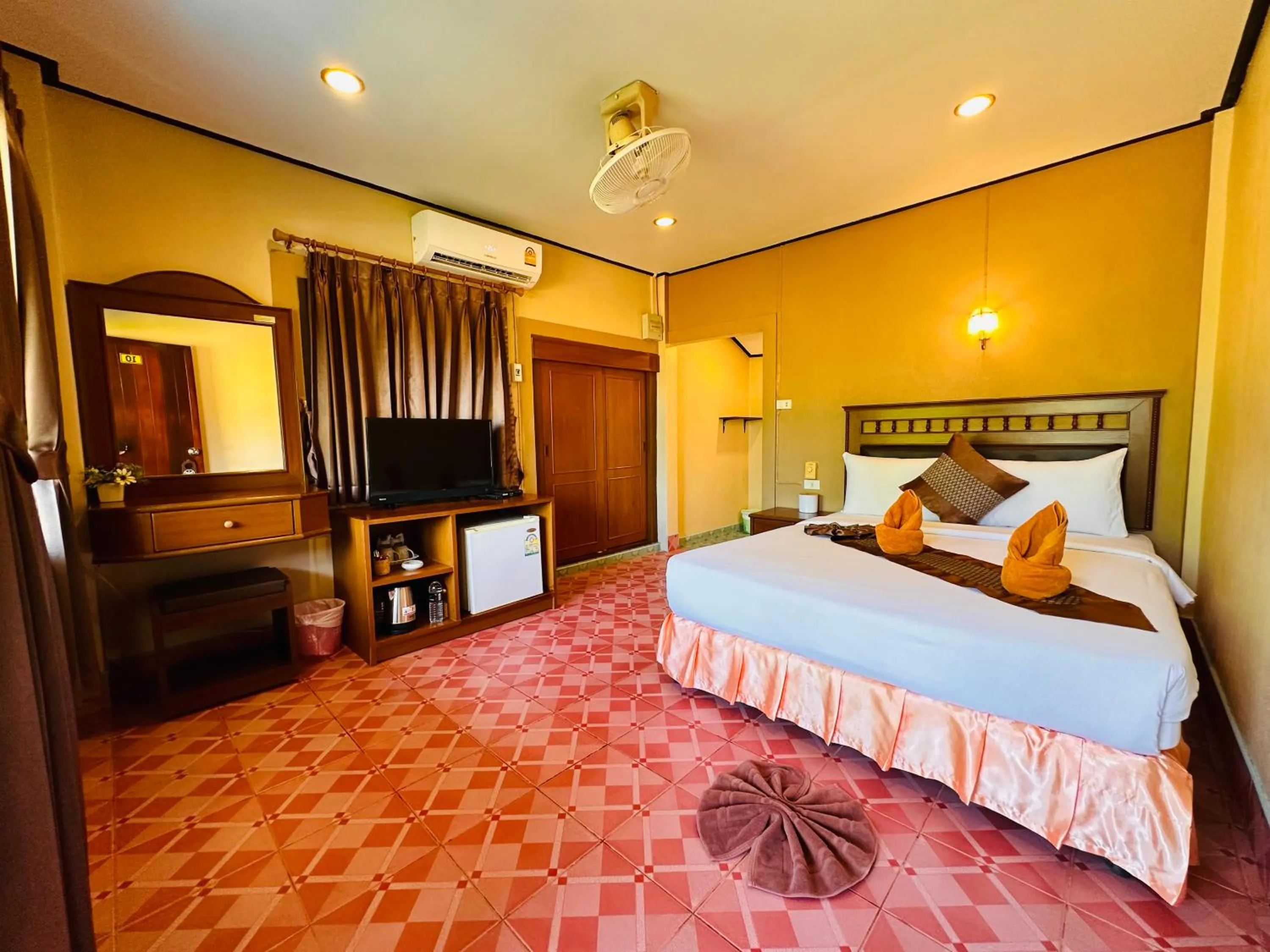 Bed in Lanta Queen Resort