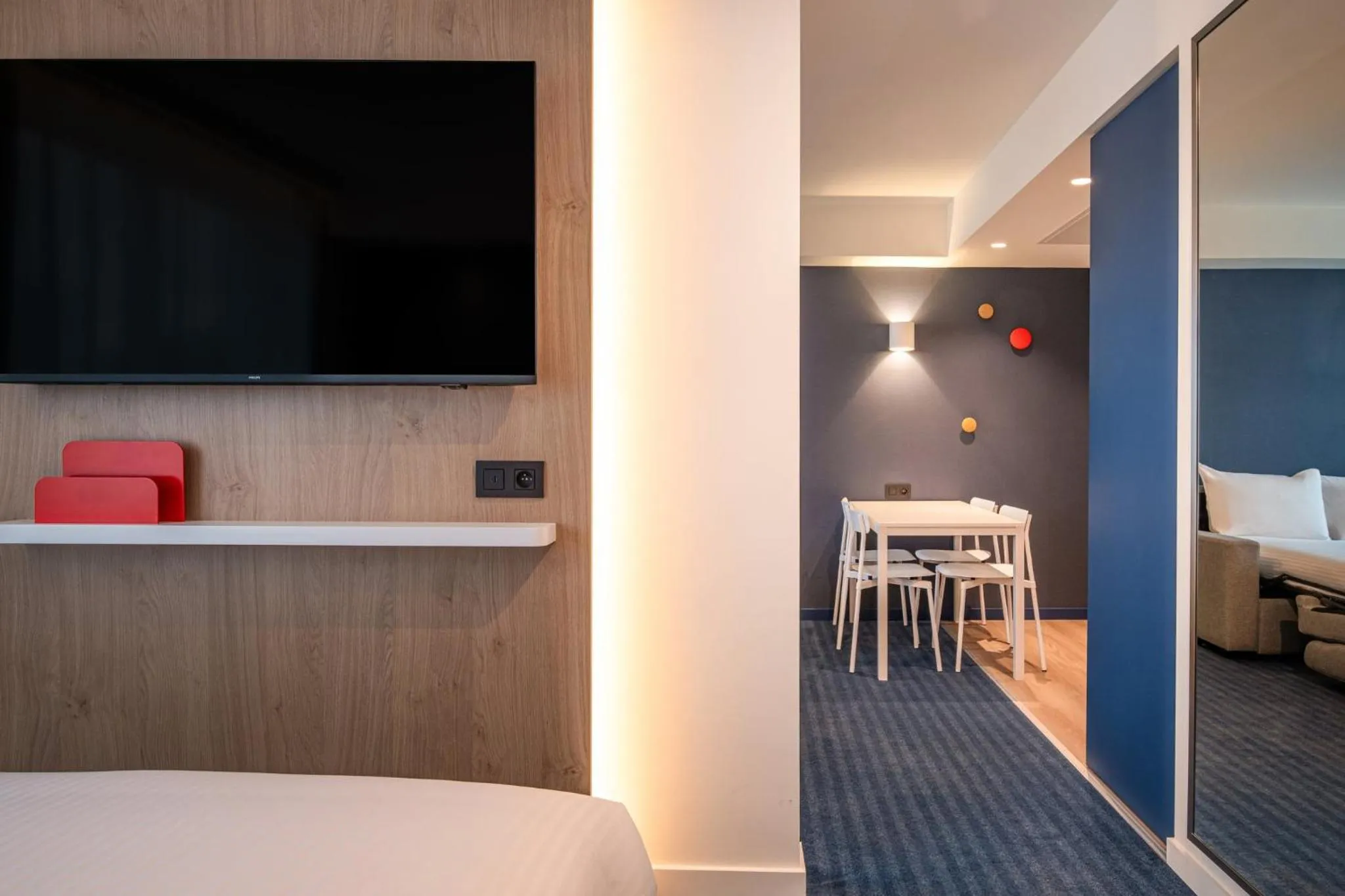 Photo of the whole room, Bed in Holiday Inn Express & Suites Ghent by IHG