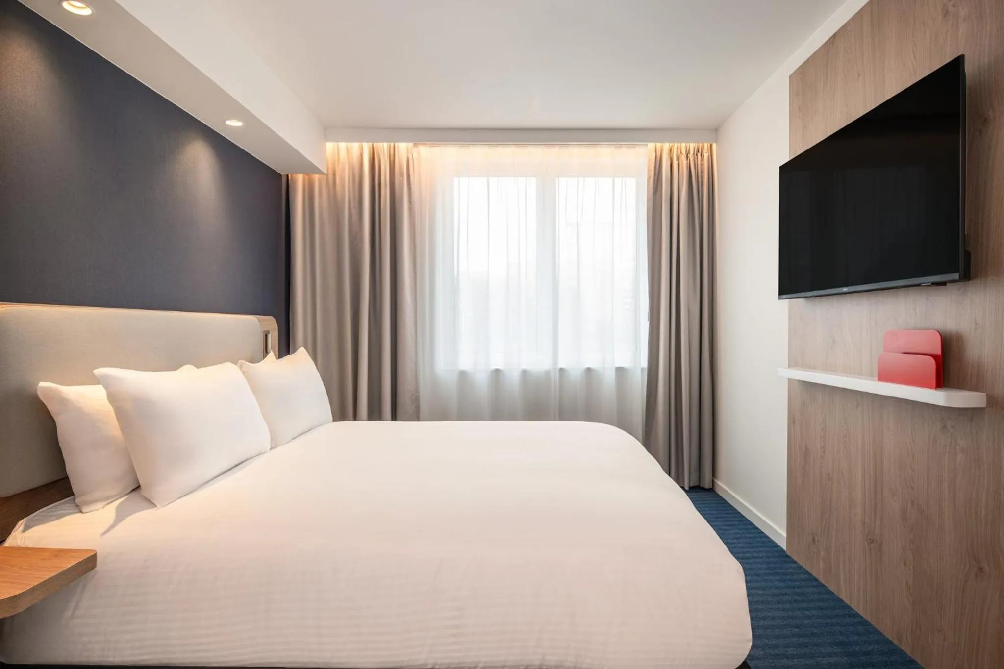 Photo of the whole room, Bed in Holiday Inn Express & Suites Ghent by IHG